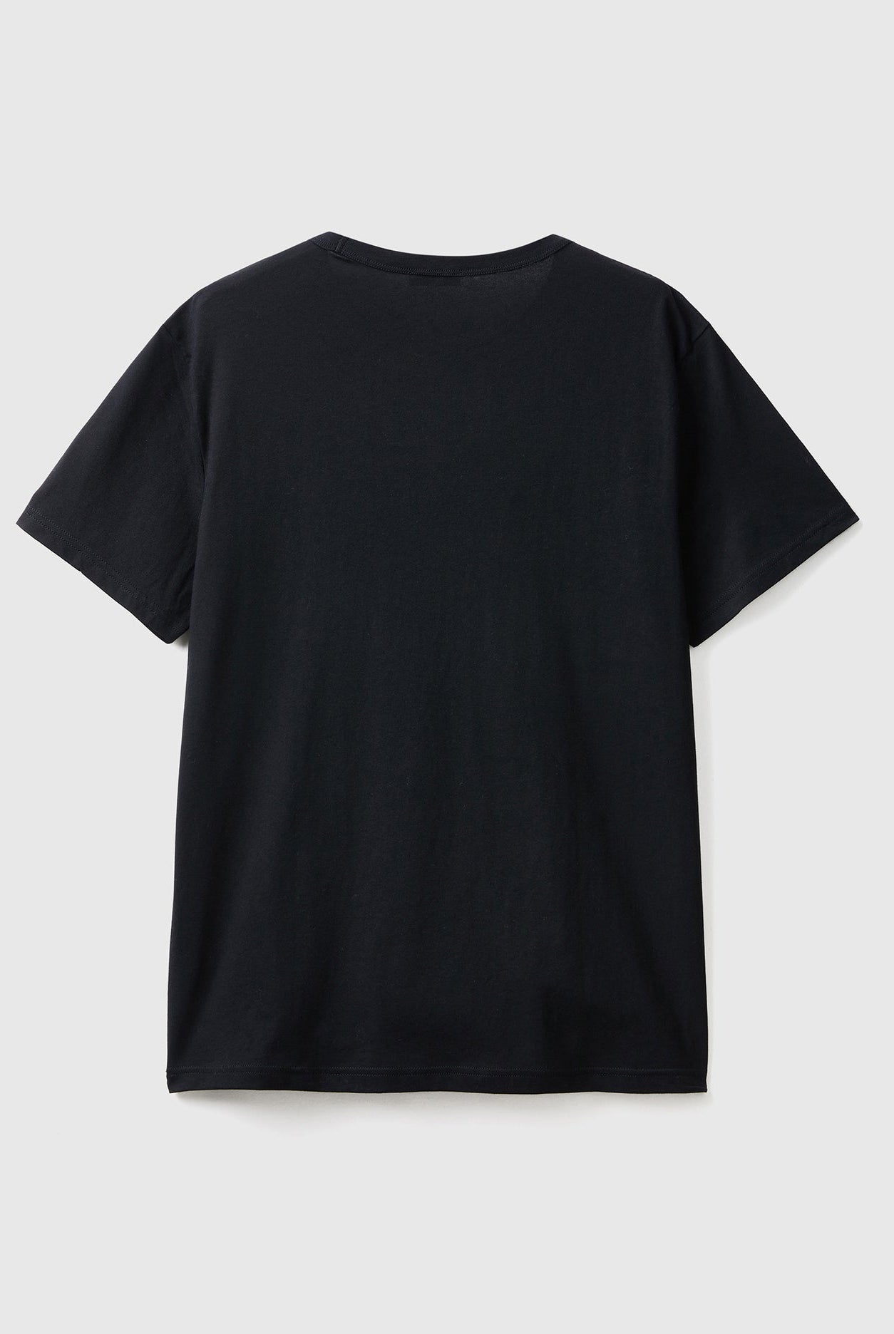 يونايتد كولورز اوف بينيتون تيشيرت رجالي كم قصير من القطن العضوي بطباعة شعار على الصدر