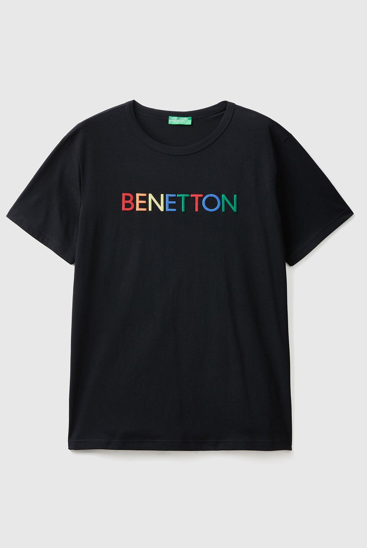 يونايتد كولورز اوف بينيتون تيشيرت رجالي كم قصير من القطن العضوي بطباعة شعار على الصدر