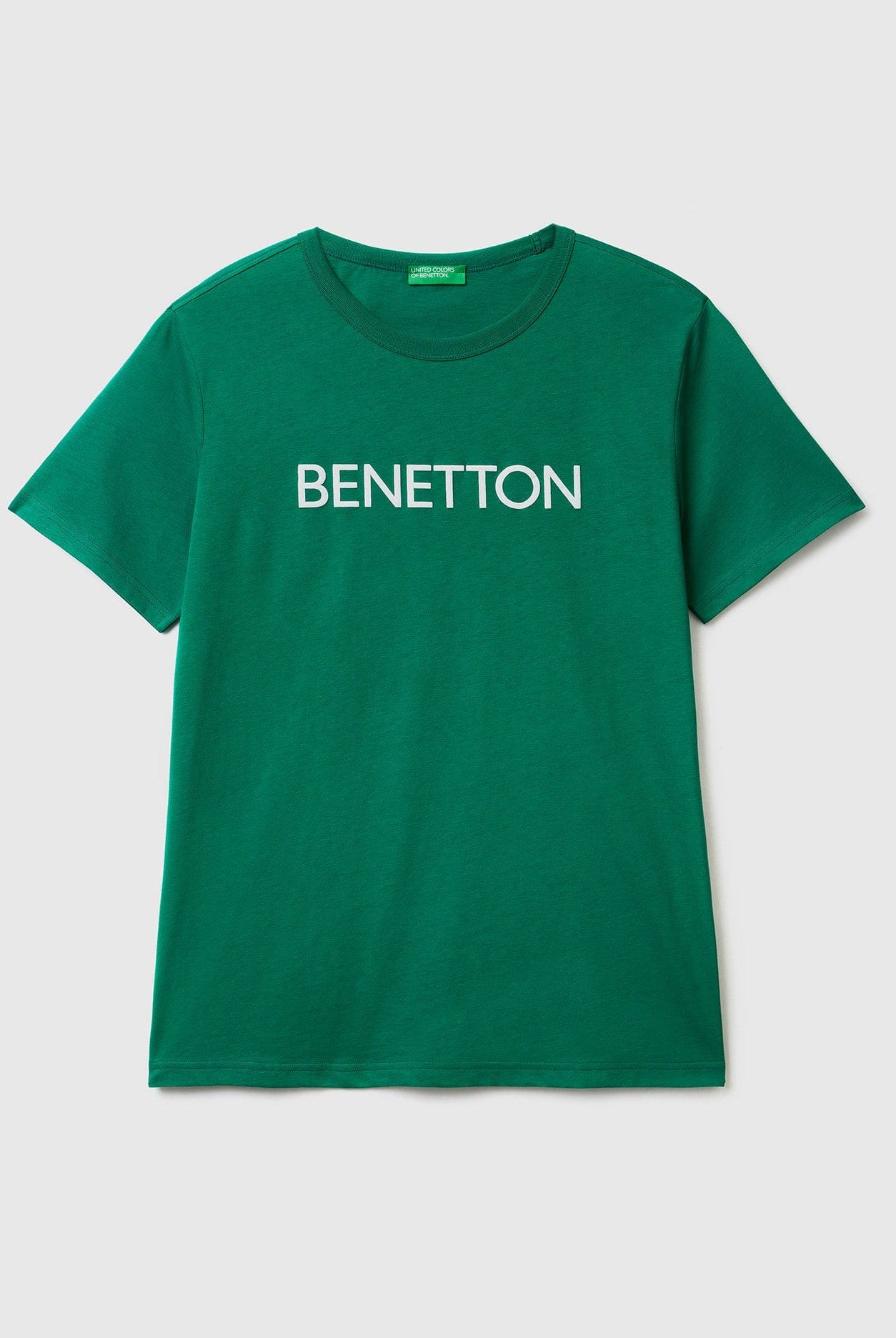 يونايتد كولورز اوف بينيتون تيشيرت رجالي كم قصير من القطن العضوي بطباعة شعار على الصدر