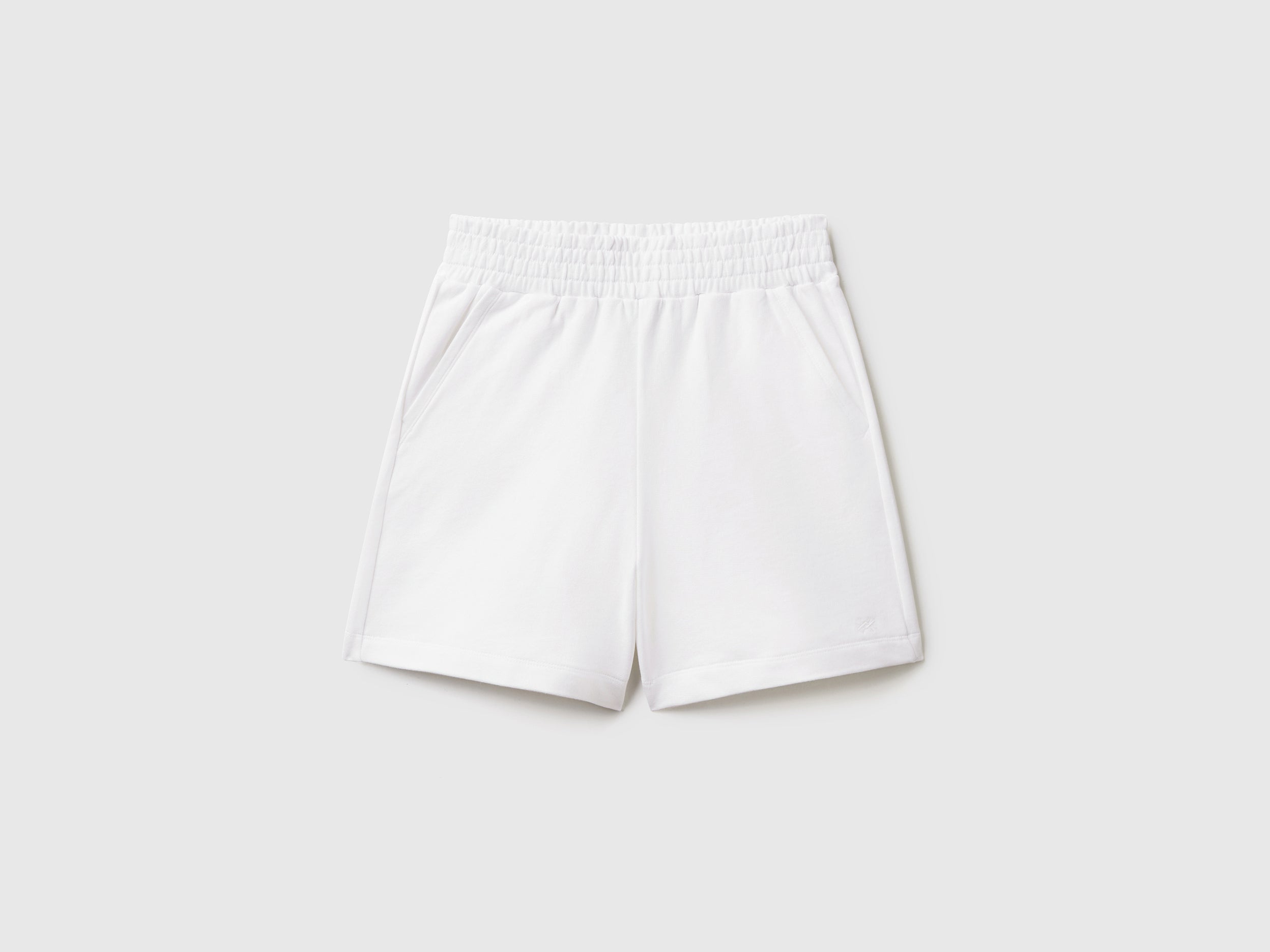 يونايتد كولورز اوف بينيتون شورت رياضي بجيوب واسع نسائي