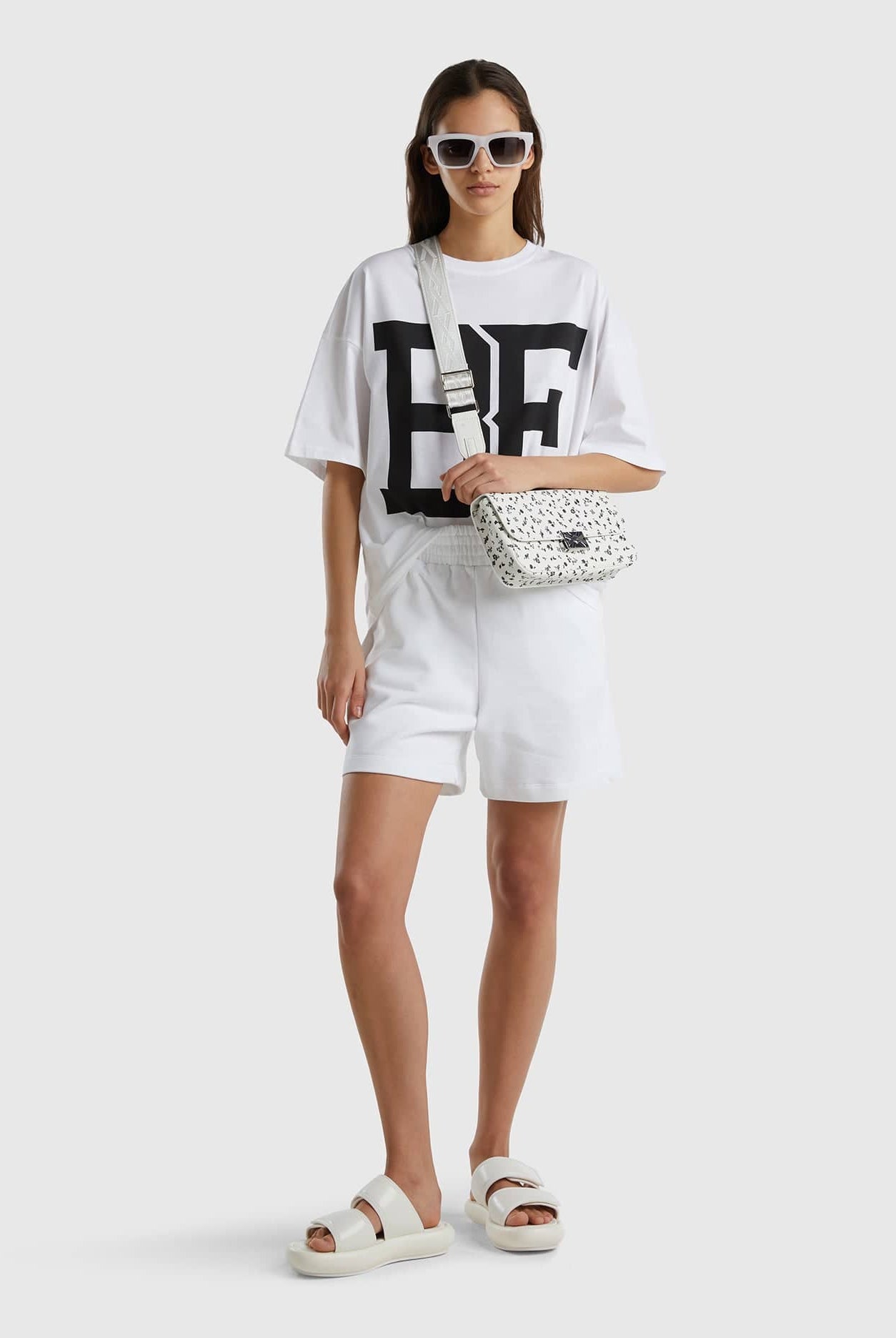 يونايتد كولورز اوف بينيتون شورت رياضي بجيوب واسع نسائي