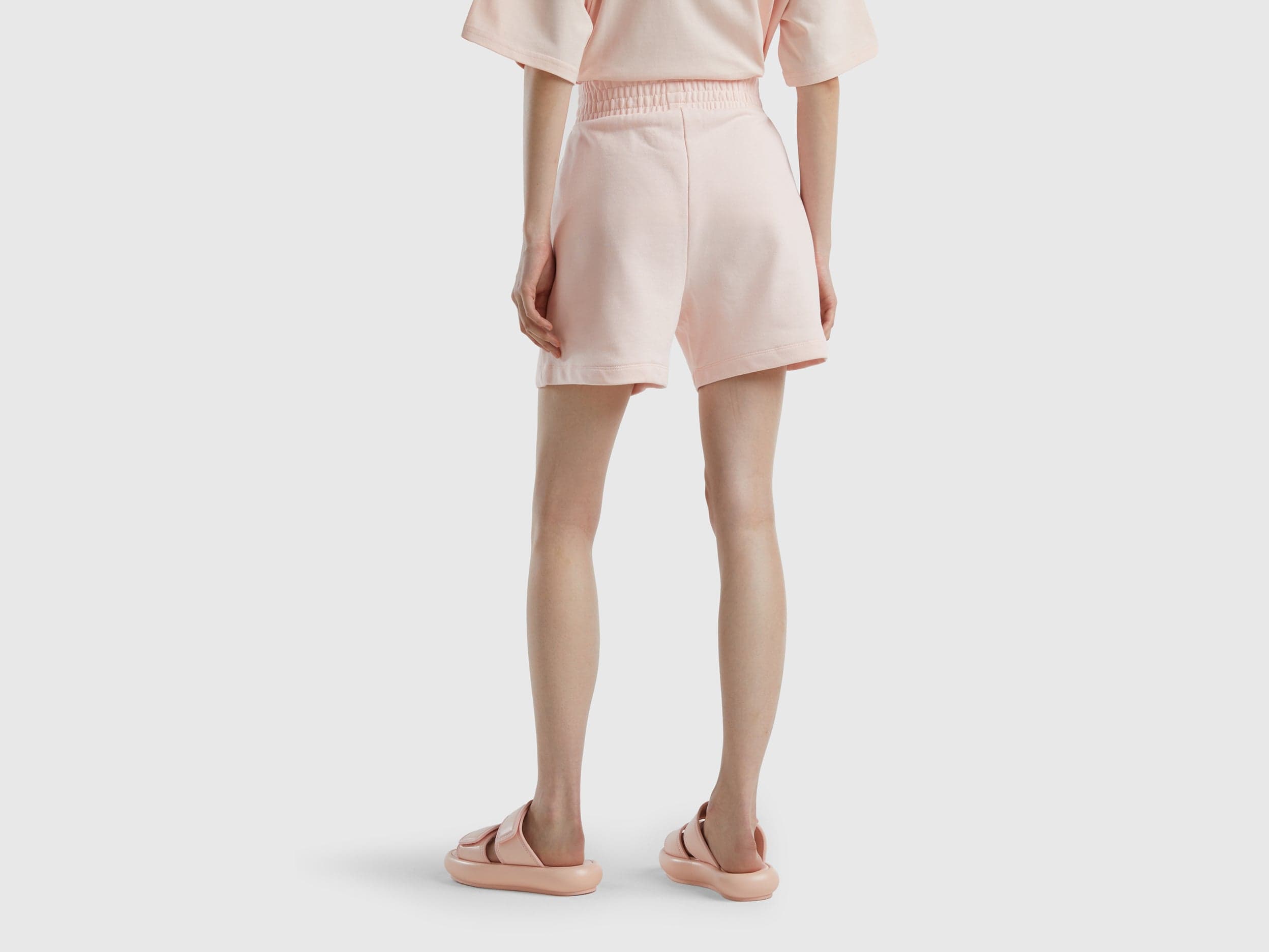 يونايتد كولورز اوف بينيتون شورت رياضي بجيوب واسع نسائي