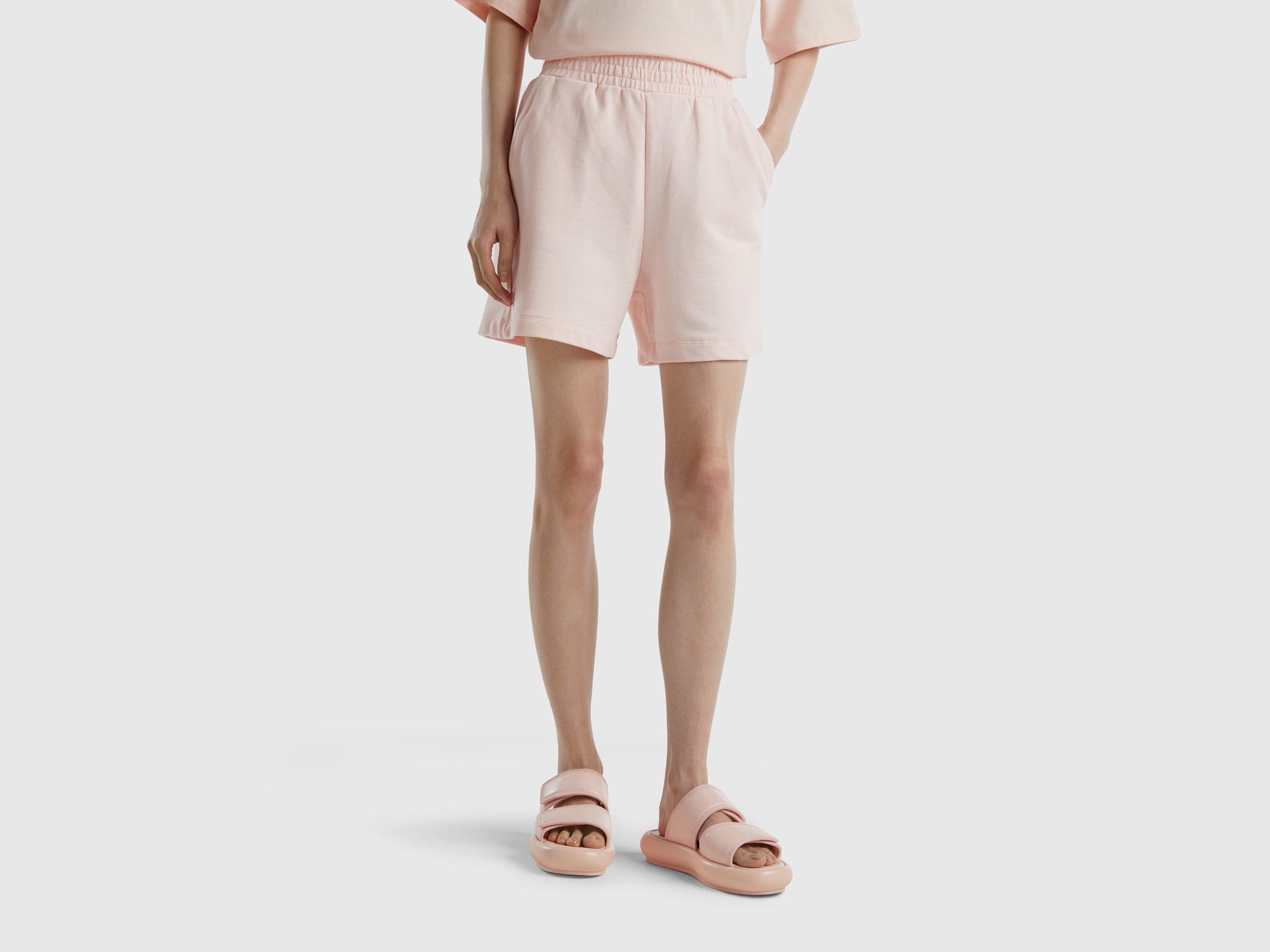 يونايتد كولورز اوف بينيتون شورت رياضي بجيوب واسع نسائي