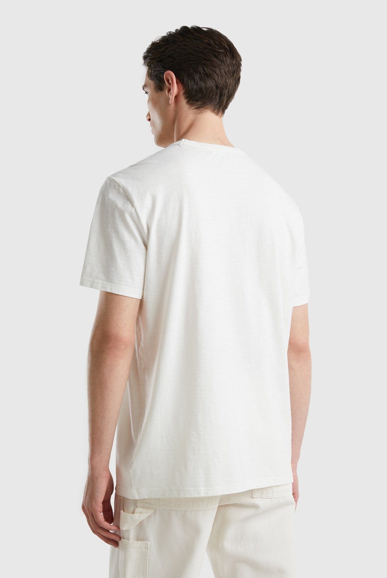 يونايتد كولورز اوف بينيتون تيشيرت بجيب أمامي نص كم رجالي