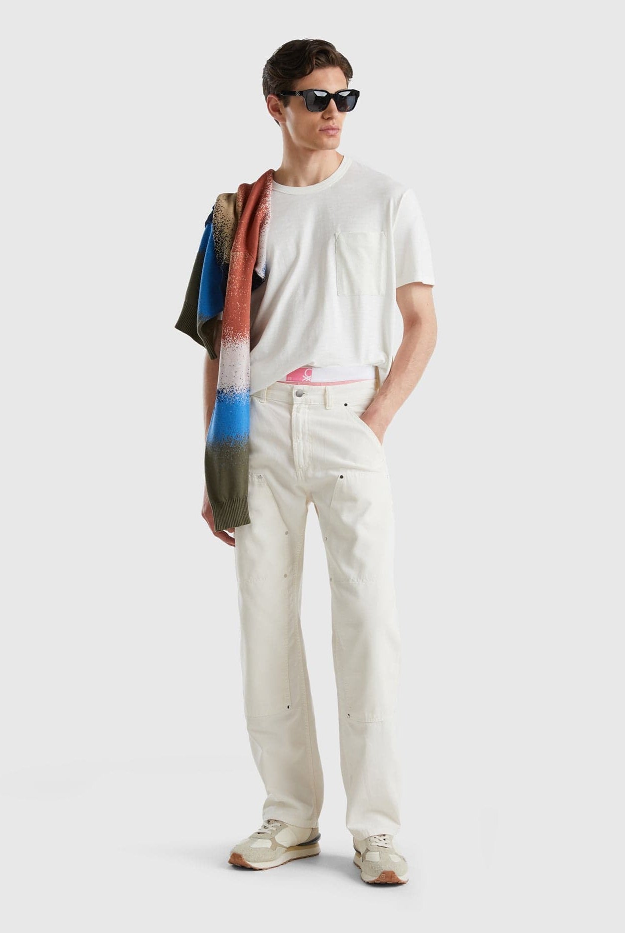 يونايتد كولورز اوف بينيتون تيشيرت بجيب أمامي نص كم رجالي