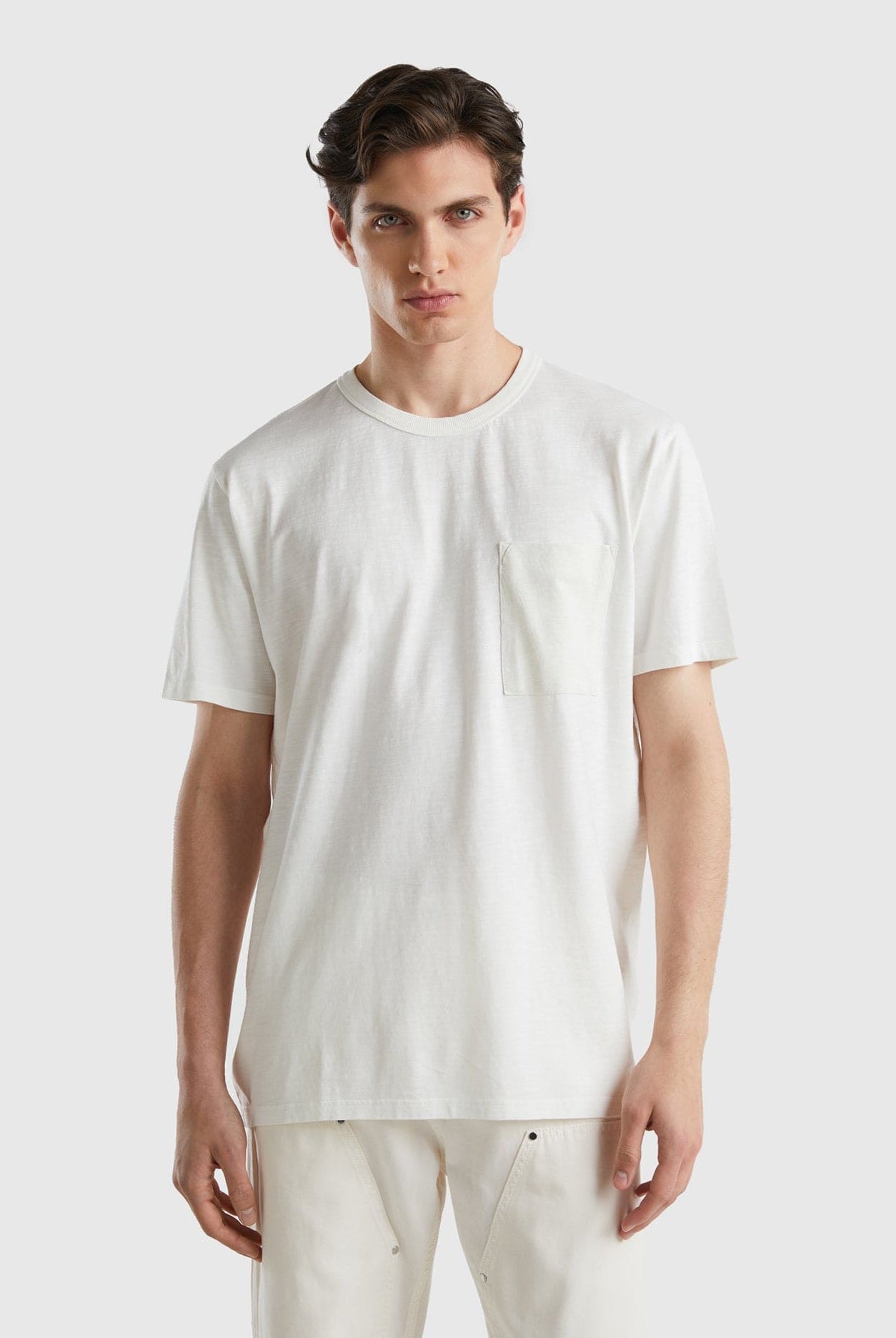 يونايتد كولورز اوف بينيتون تيشيرت بجيب أمامي نص كم رجالي