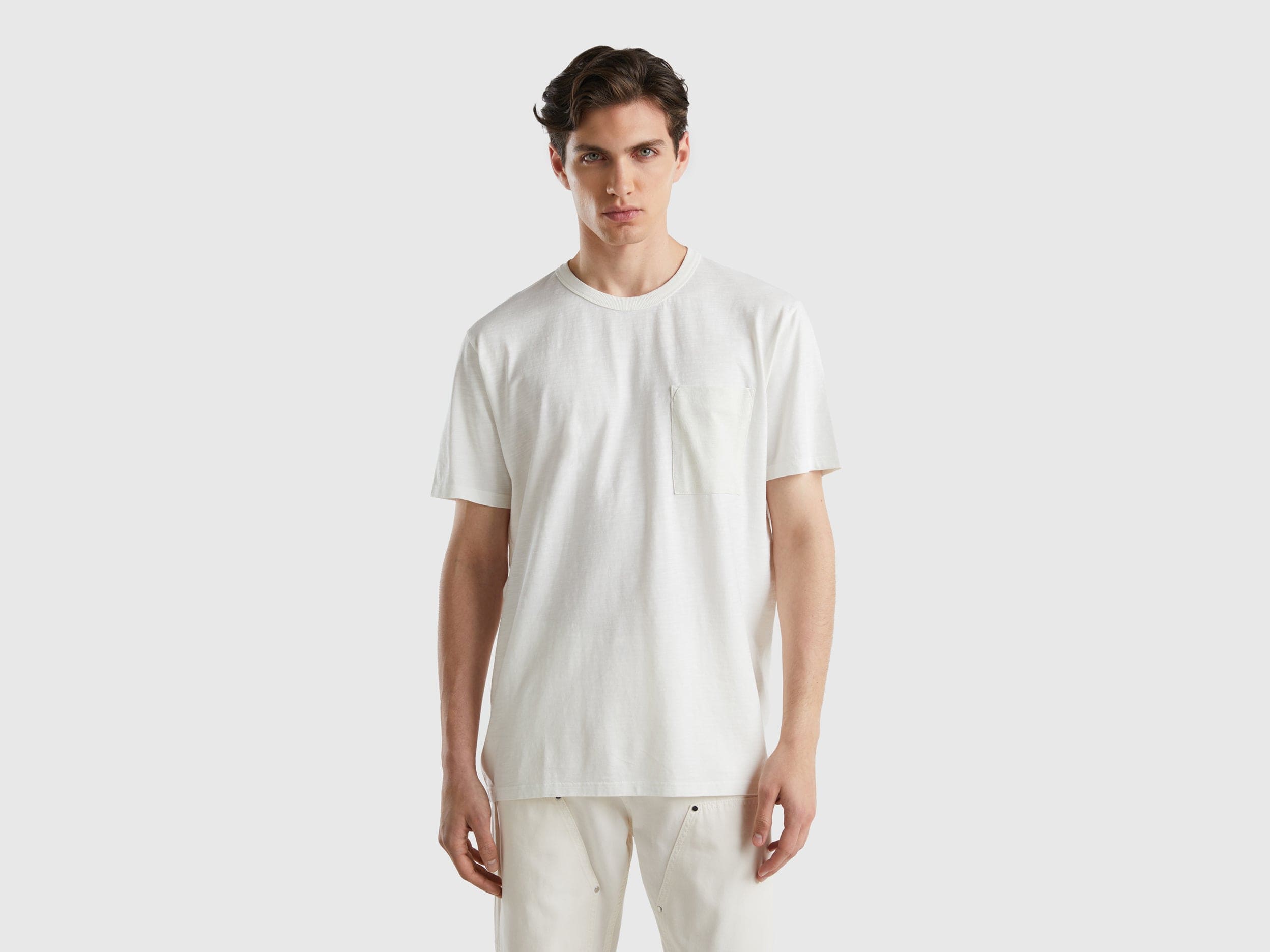 يونايتد كولورز اوف بينيتون تيشيرت بجيب أمامي نص كم رجالي