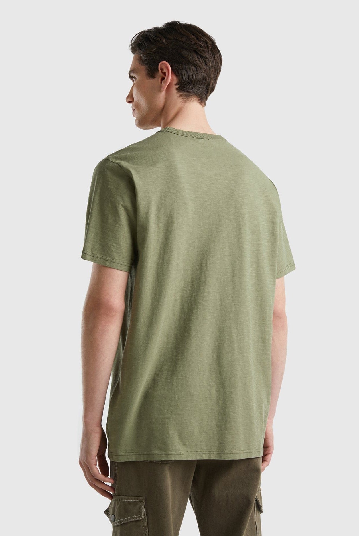 يونايتد كولورز اوف بينيتون تيشيرت بجيب أمامي نص كم رجالي