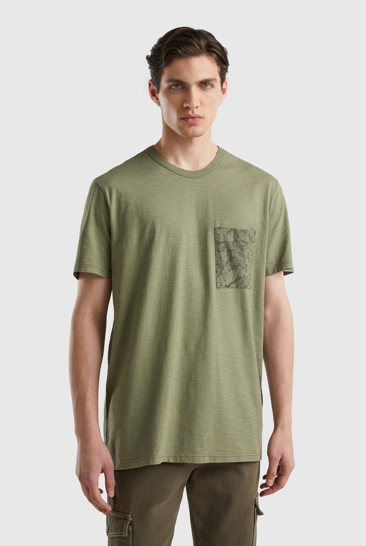 يونايتد كولورز اوف بينيتون تيشيرت بجيب أمامي نص كم رجالي