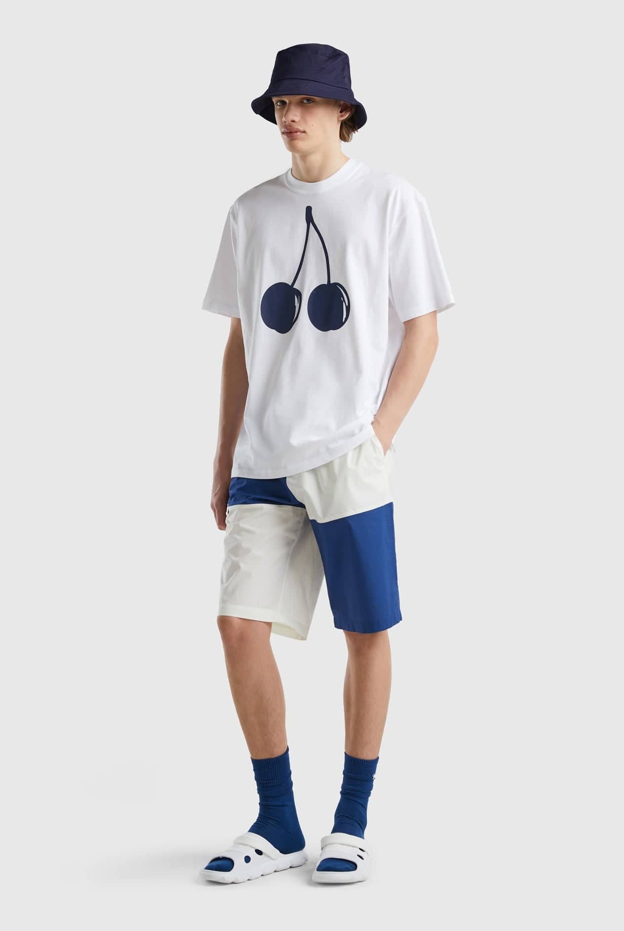 يونايتد كولورز اوف بينيتون تيشيرت بطبعة فواكه أمامية نص كم رجالي