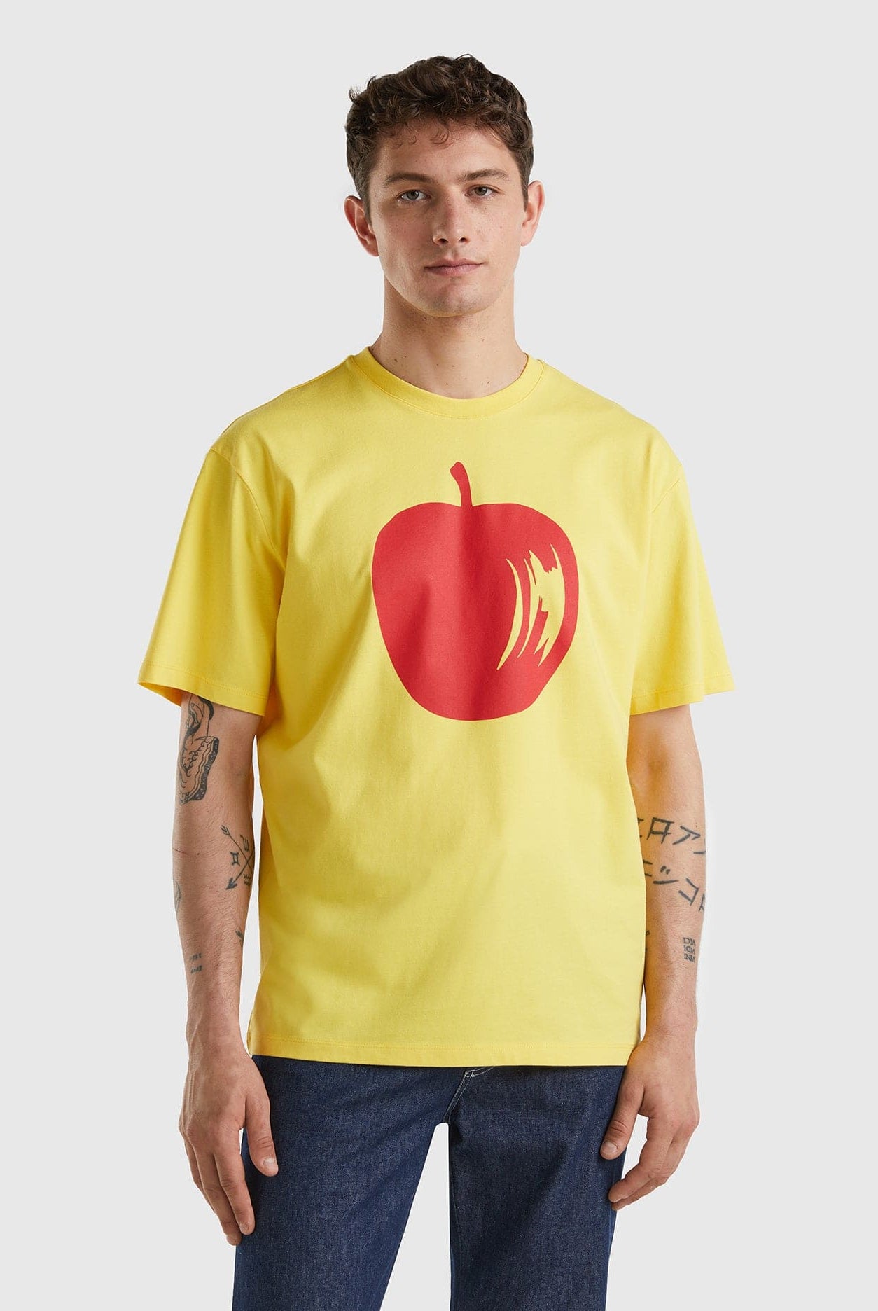 يونايتد كولورز اوف بينيتون تيشيرت بطبعة فواكه أمامية نص كم رجالي