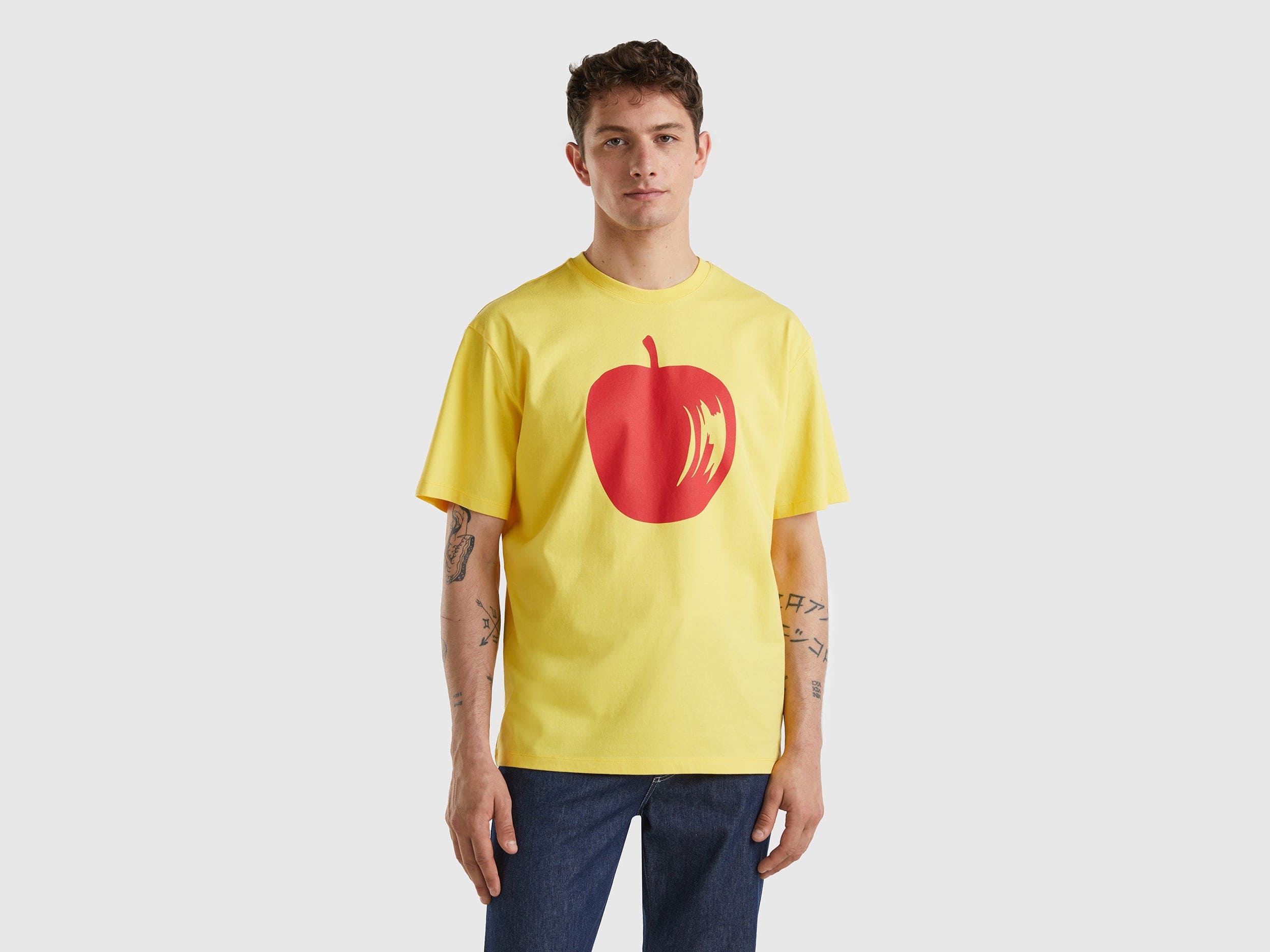 يونايتد كولورز اوف بينيتون تيشيرت بطبعة فواكه أمامية نص كم رجالي