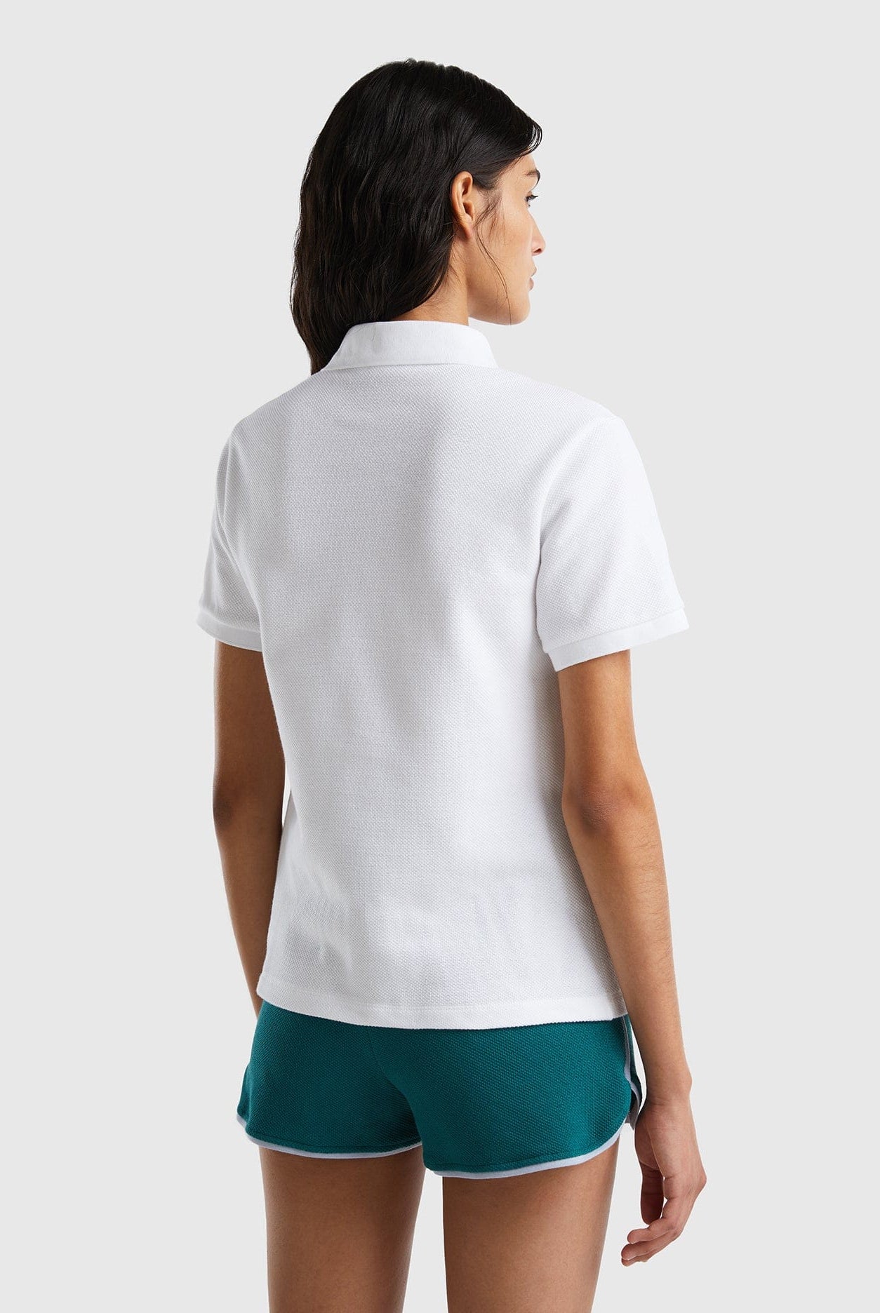 يونايتد كولورز اوف بينيتون تيشيرت بولو نسائي بأكمام قصيرة مع رقعة شعار