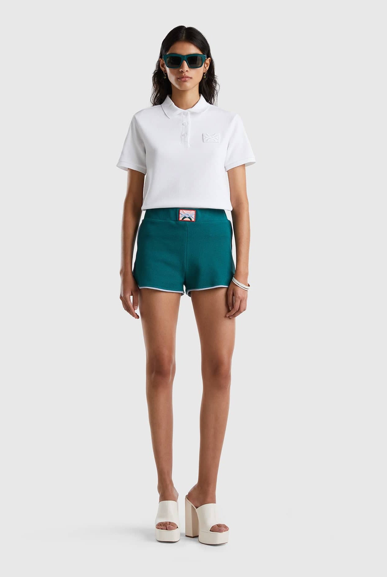 يونايتد كولورز اوف بينيتون تيشيرت بولو نسائي بأكمام قصيرة مع رقعة شعار