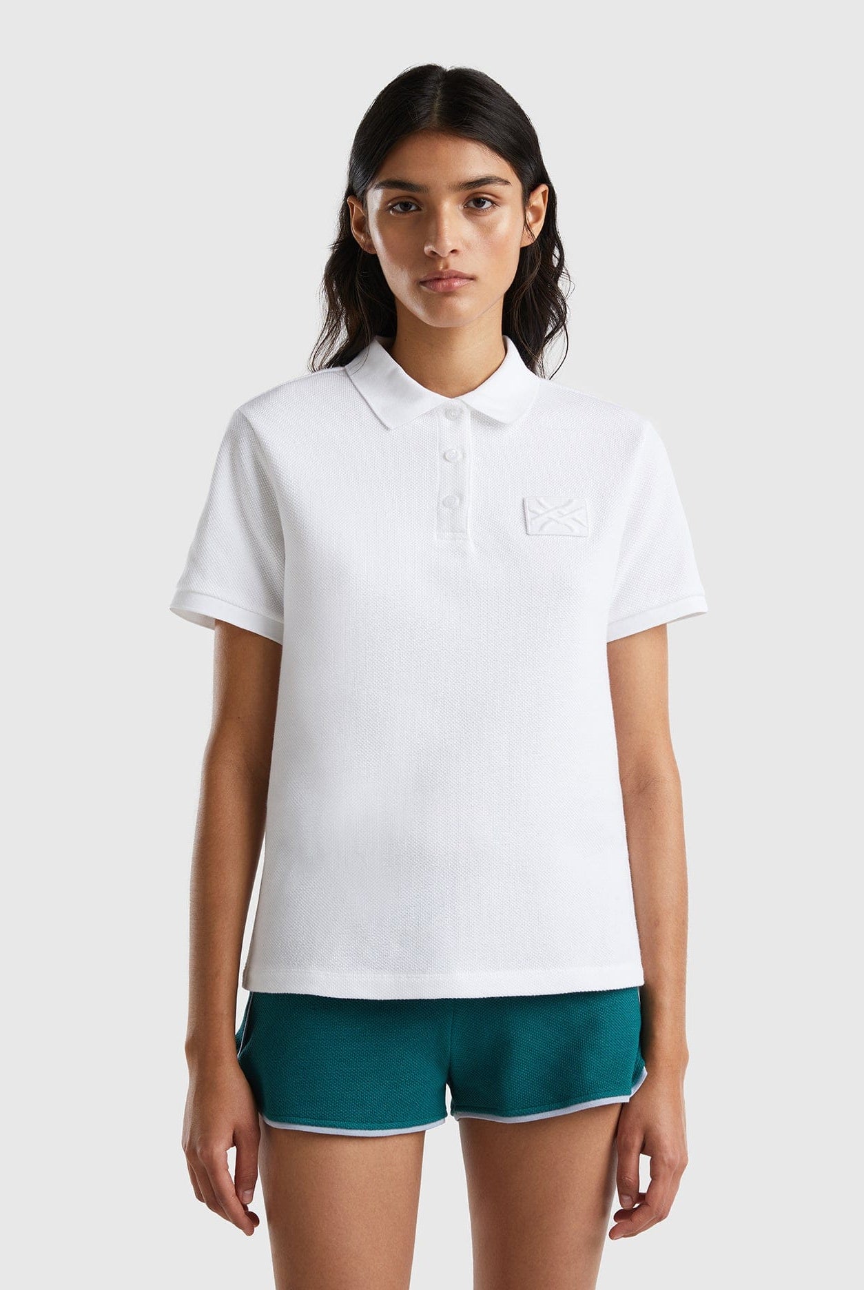 يونايتد كولورز اوف بينيتون تيشيرت بولو نسائي بأكمام قصيرة مع رقعة شعار