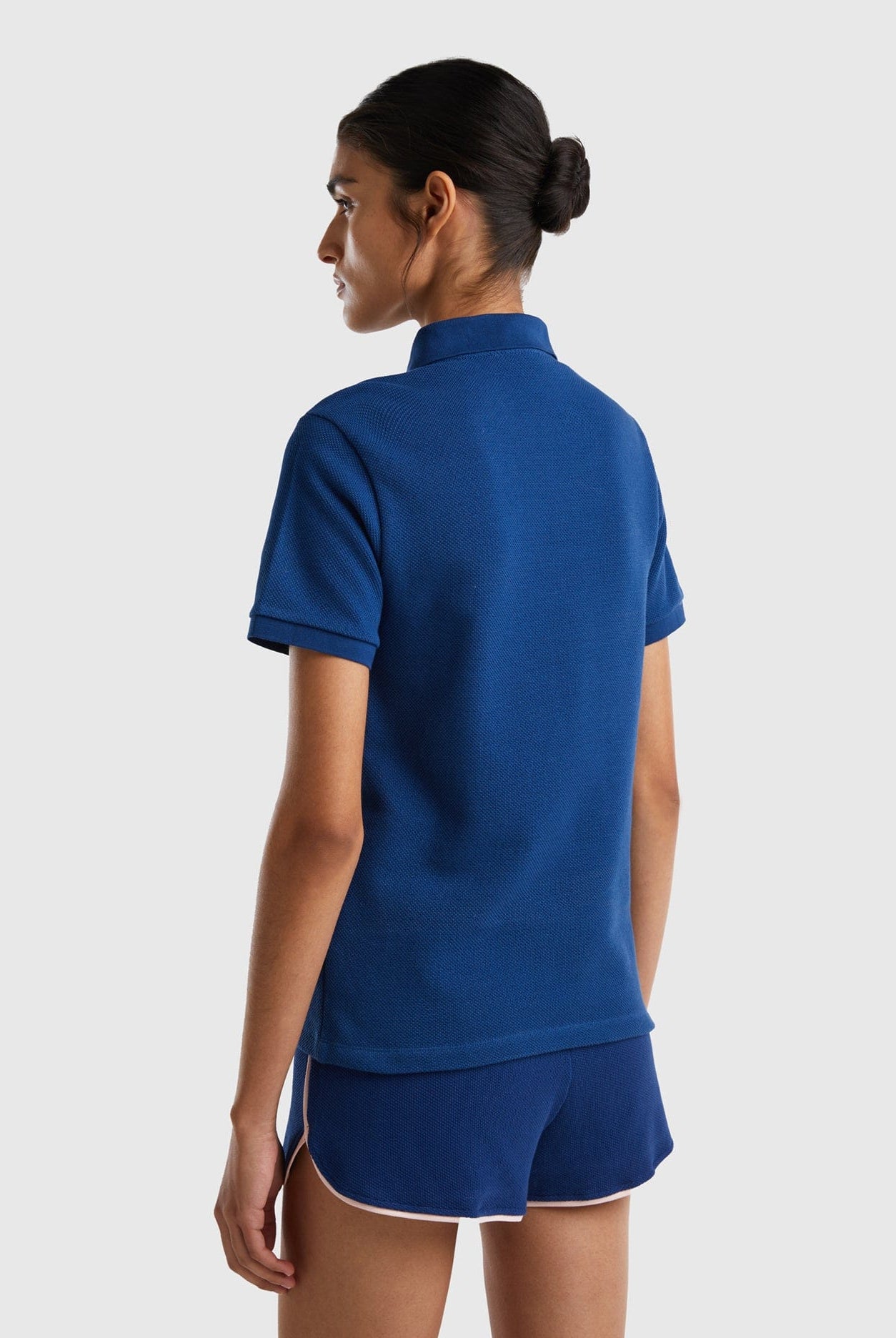 يونايتد كولورز اوف بينيتون تيشيرت بولو نسائي بأكمام قصيرة مع رقعة شعار