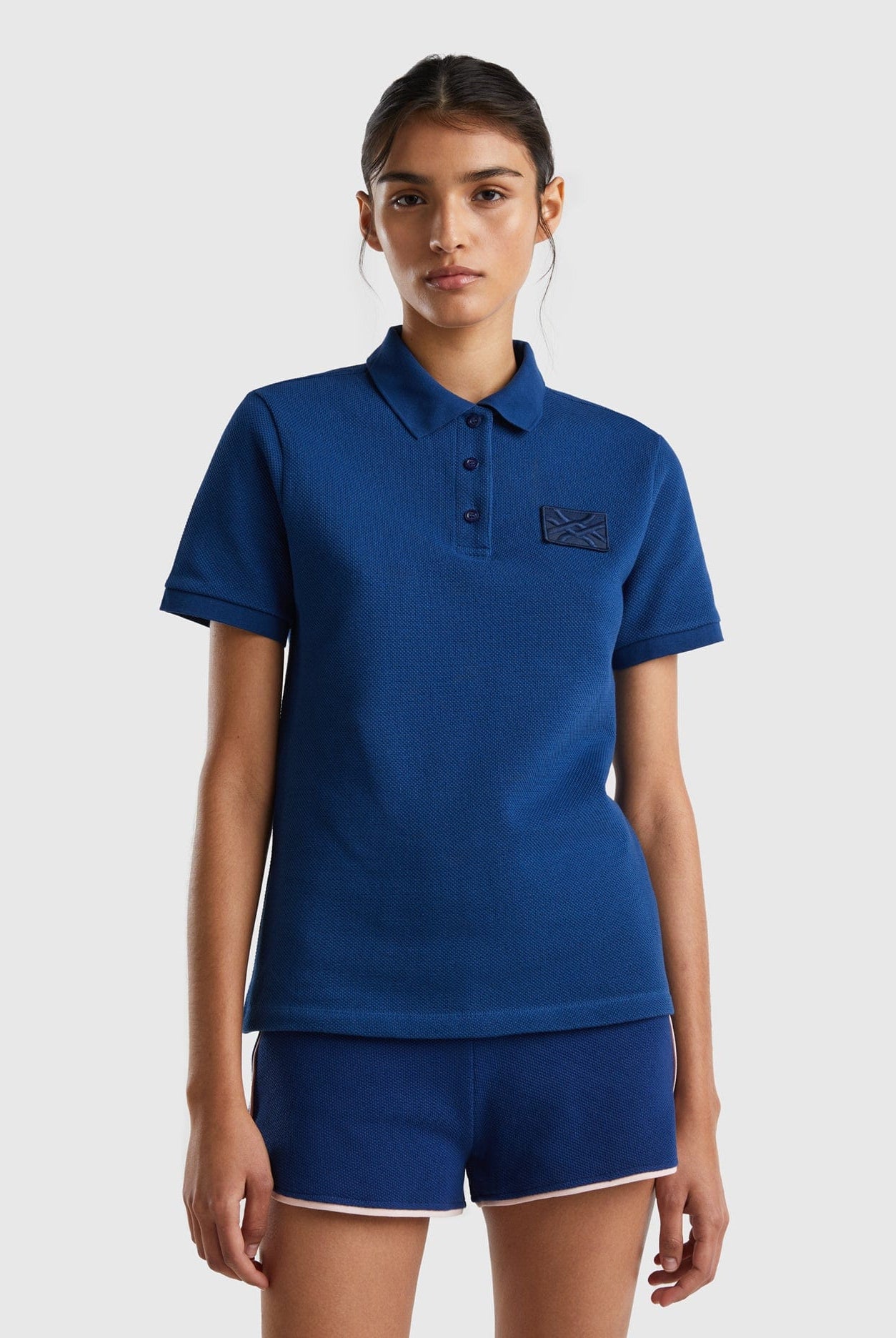 يونايتد كولورز اوف بينيتون تيشيرت بولو نسائي بأكمام قصيرة مع رقعة شعار