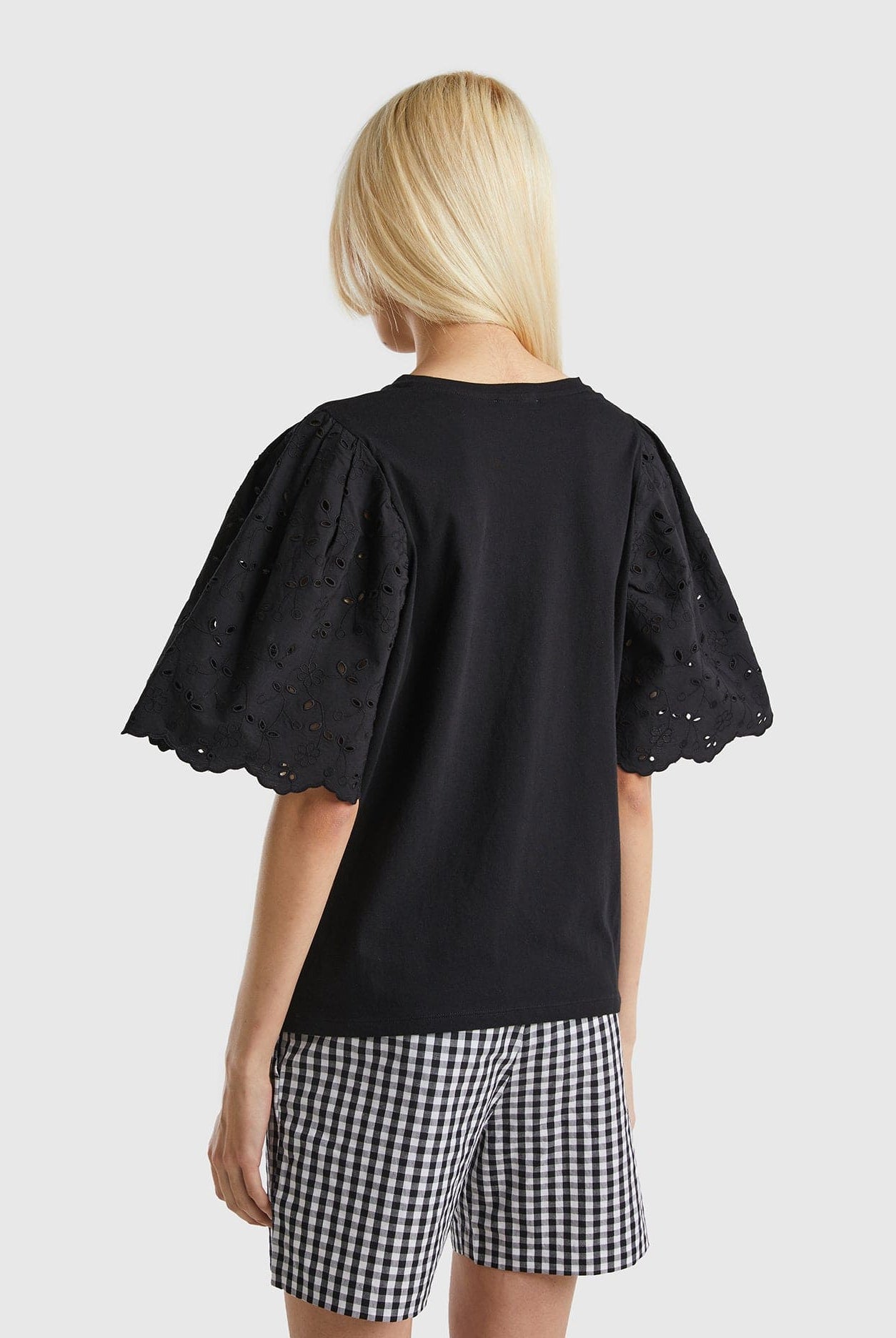 يونايتد كولورز اوف بينيتون تي شيرت بأكمام مخرمة نسائي