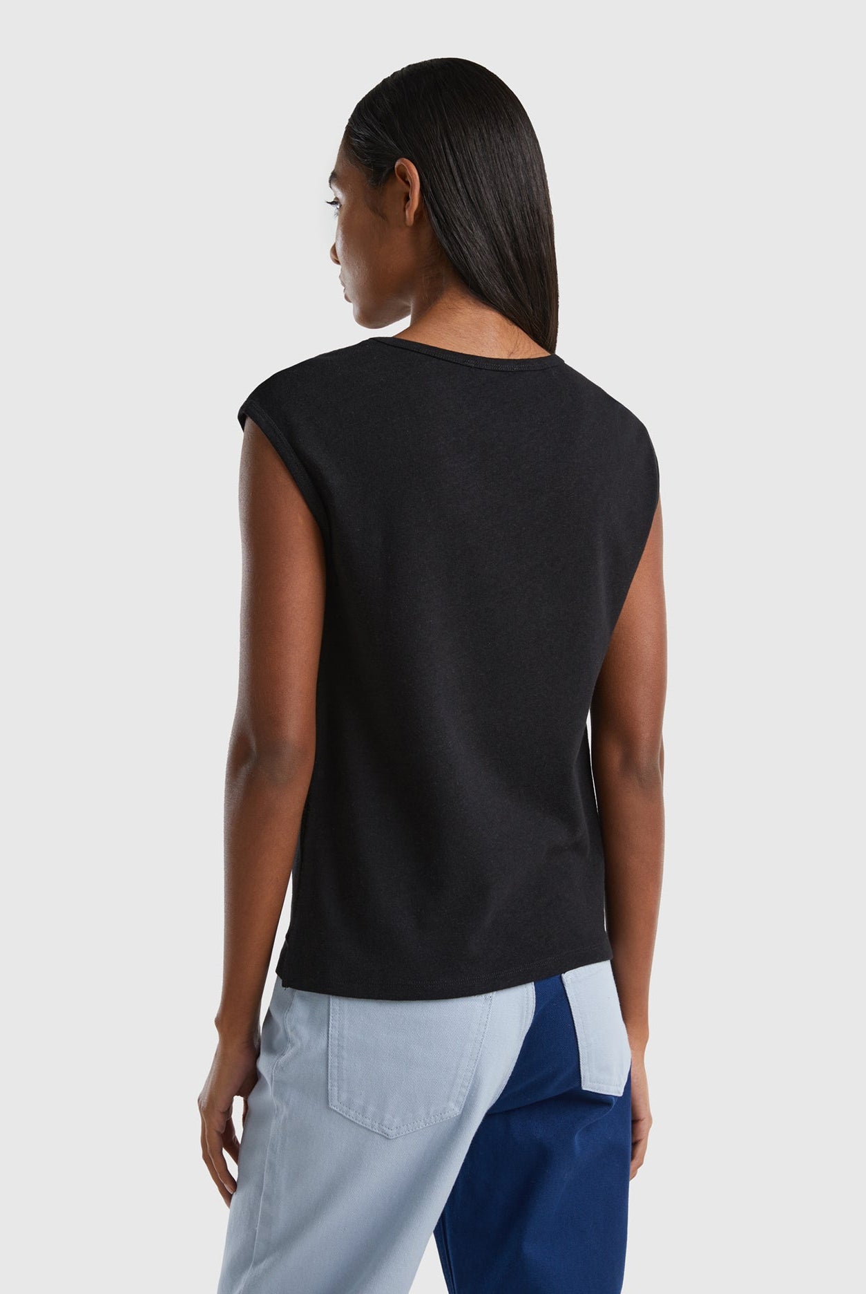 يونايتد كولورز اوف بينيتون تانك توب خفيف بخليط الكتان