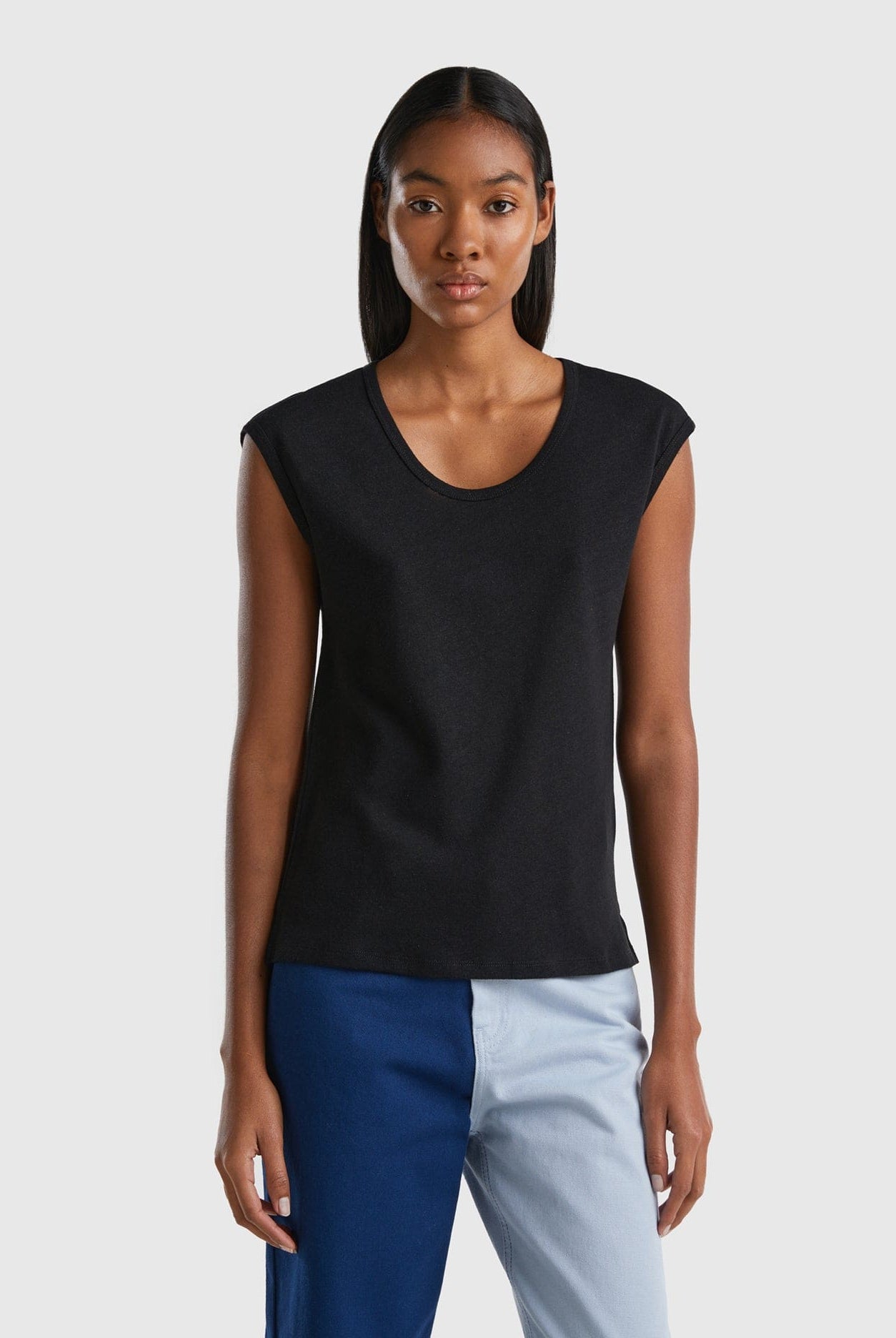 يونايتد كولورز اوف بينيتون تانك توب خفيف بخليط الكتان