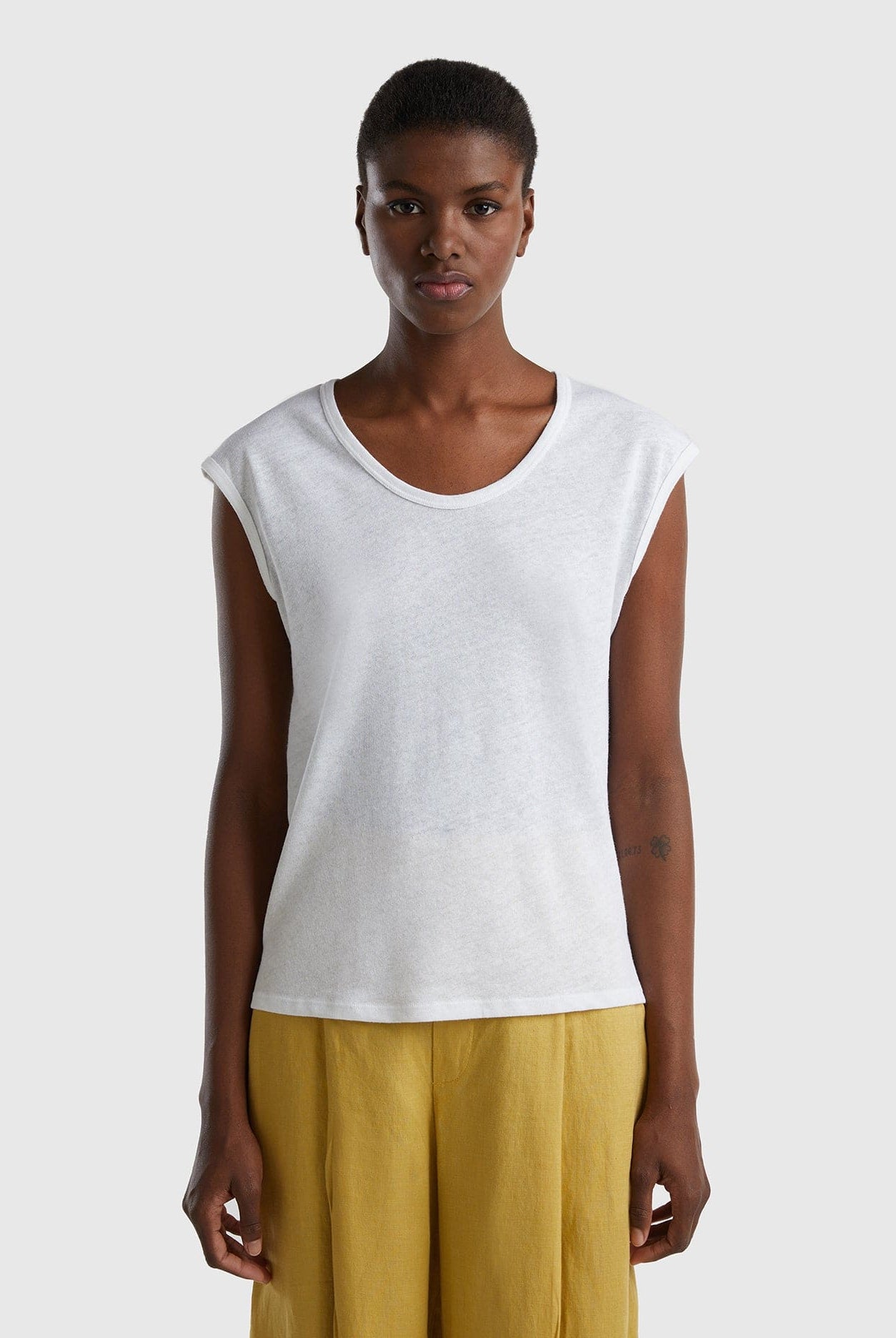 يونايتد كولورز اوف بينيتون تانك توب خفيف بخليط الكتان