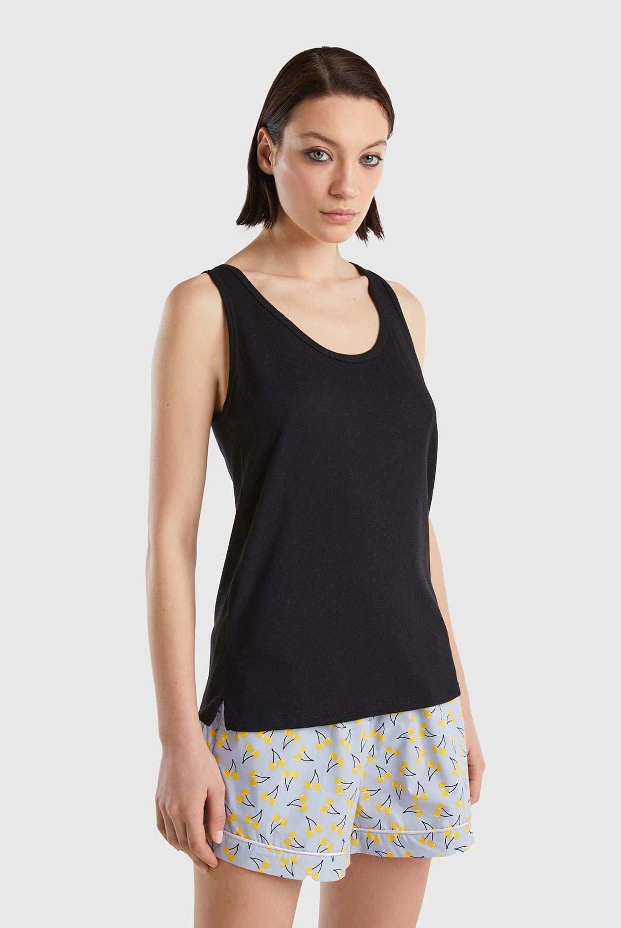 يونايتد كولورز اوف بينيتون تيشيرت كت سادة نسائي