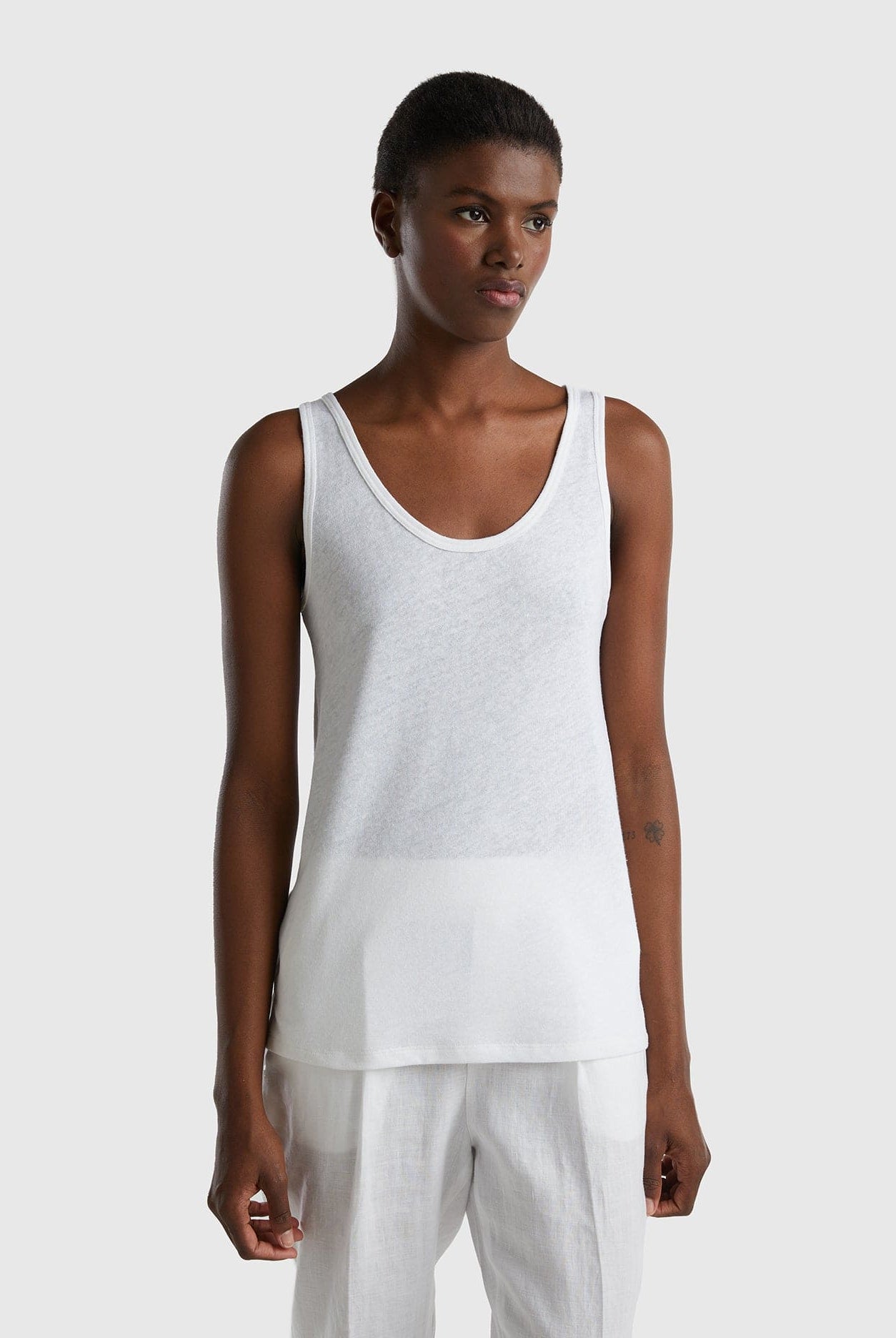 يونايتد كولورز اوف بينيتون تيشيرت كت سادة نسائي