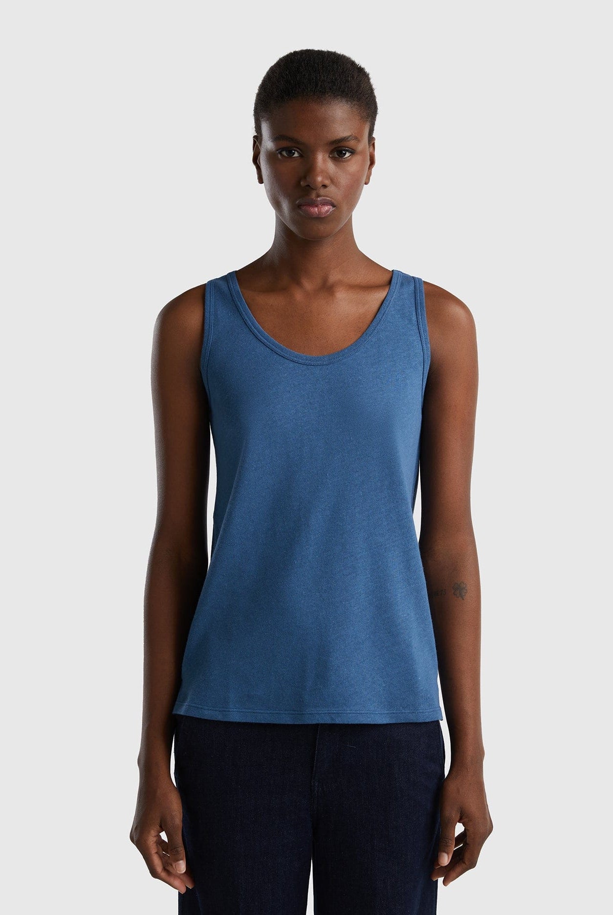 يونايتد كولورز اوف بينيتون تيشيرت كت سادة نسائي