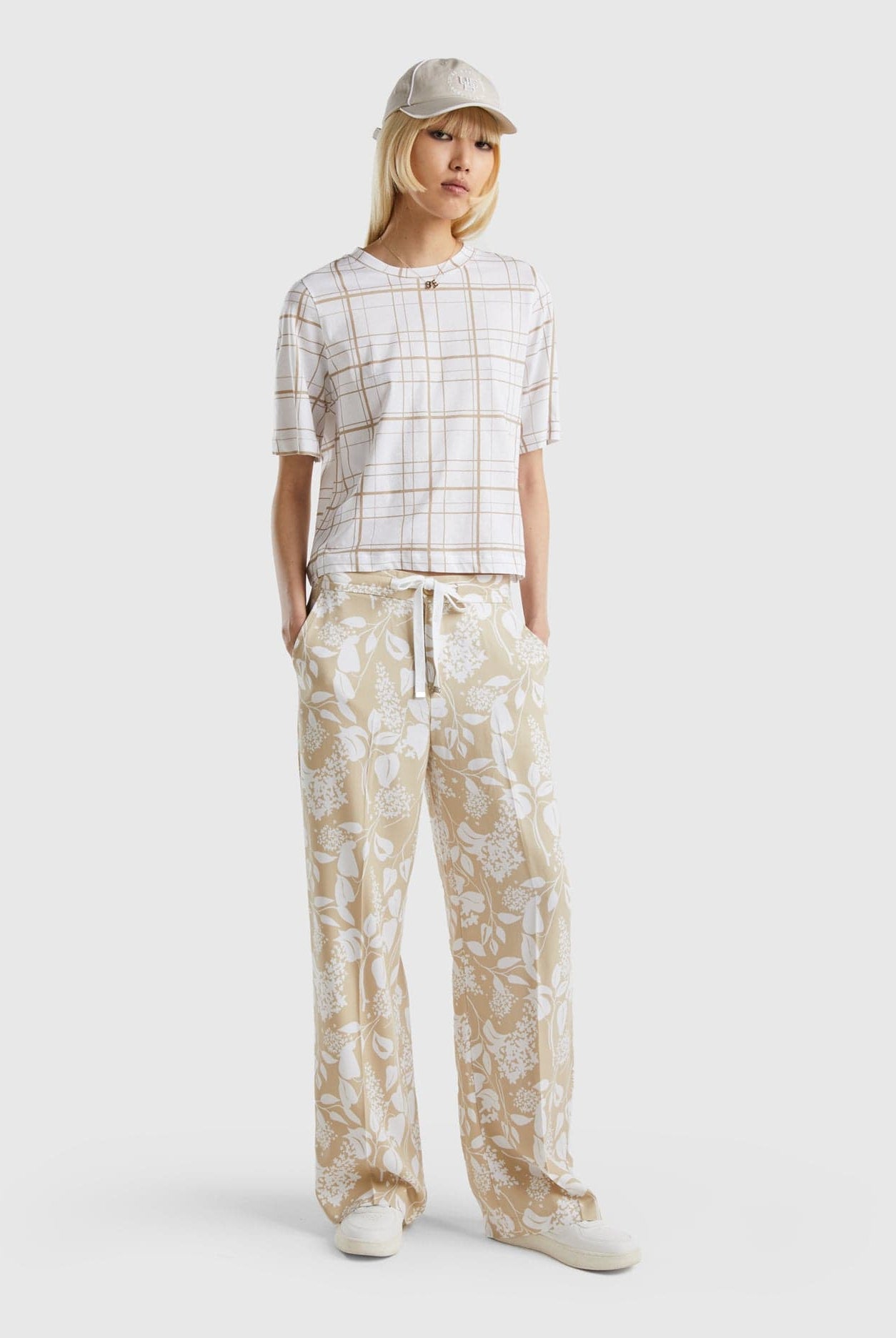 يونايتد كولورز اوف بينيتون تيشيرت بطباعة وقصة مربعة نص كم نسائي