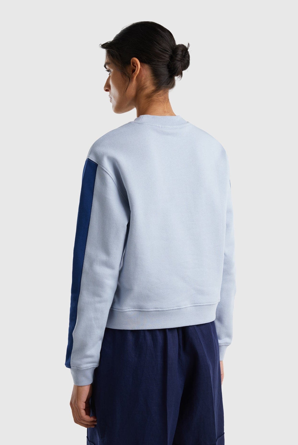 يونايتد كولورز اوف بينيتون سويت شيرت مع خطين جانبيين نسائي