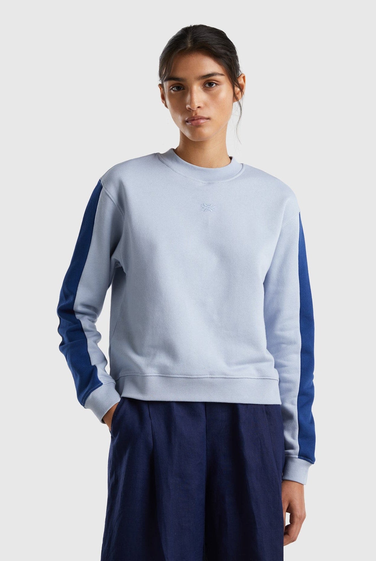 يونايتد كولورز اوف بينيتون سويت شيرت مع خطين جانبيين نسائي