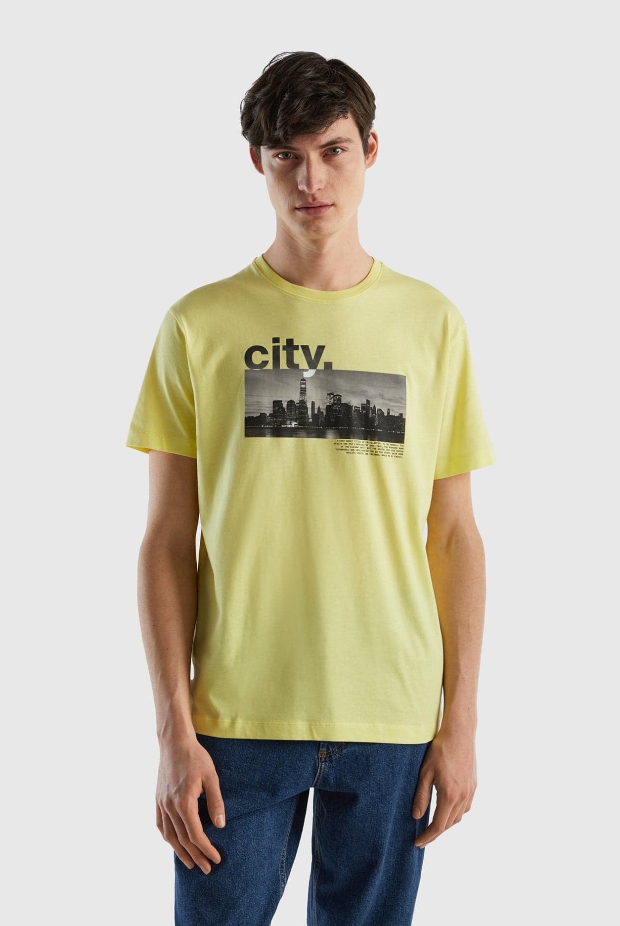 يونايتد كولورز اوف بينيتون تيشيرت بطباعة صورة أمامية نص كم رجالي