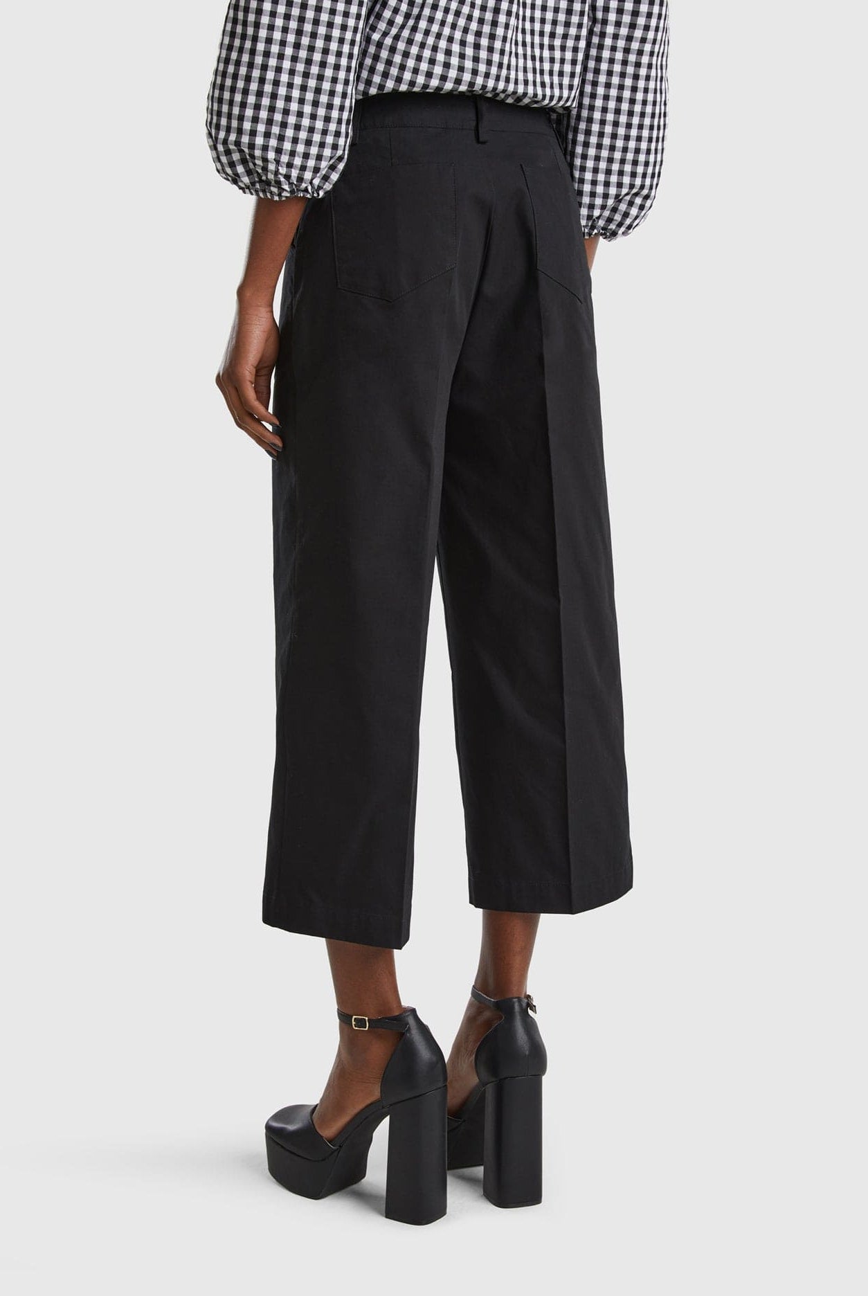 يونايتد كولورز اوف بينيتون بنطلون قطن قصير 100% نسائي