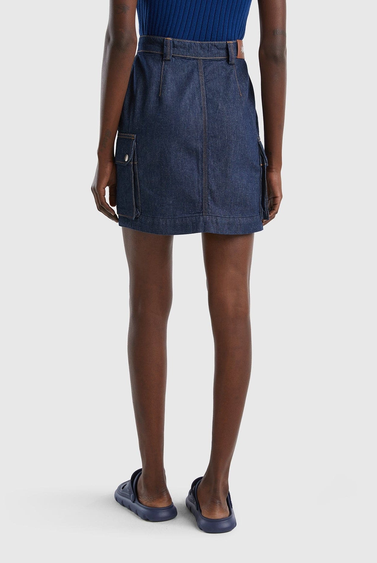 يونايتد كولورز اوف بينيتون تنورة نسائية قصيرة بجيوب كارجو