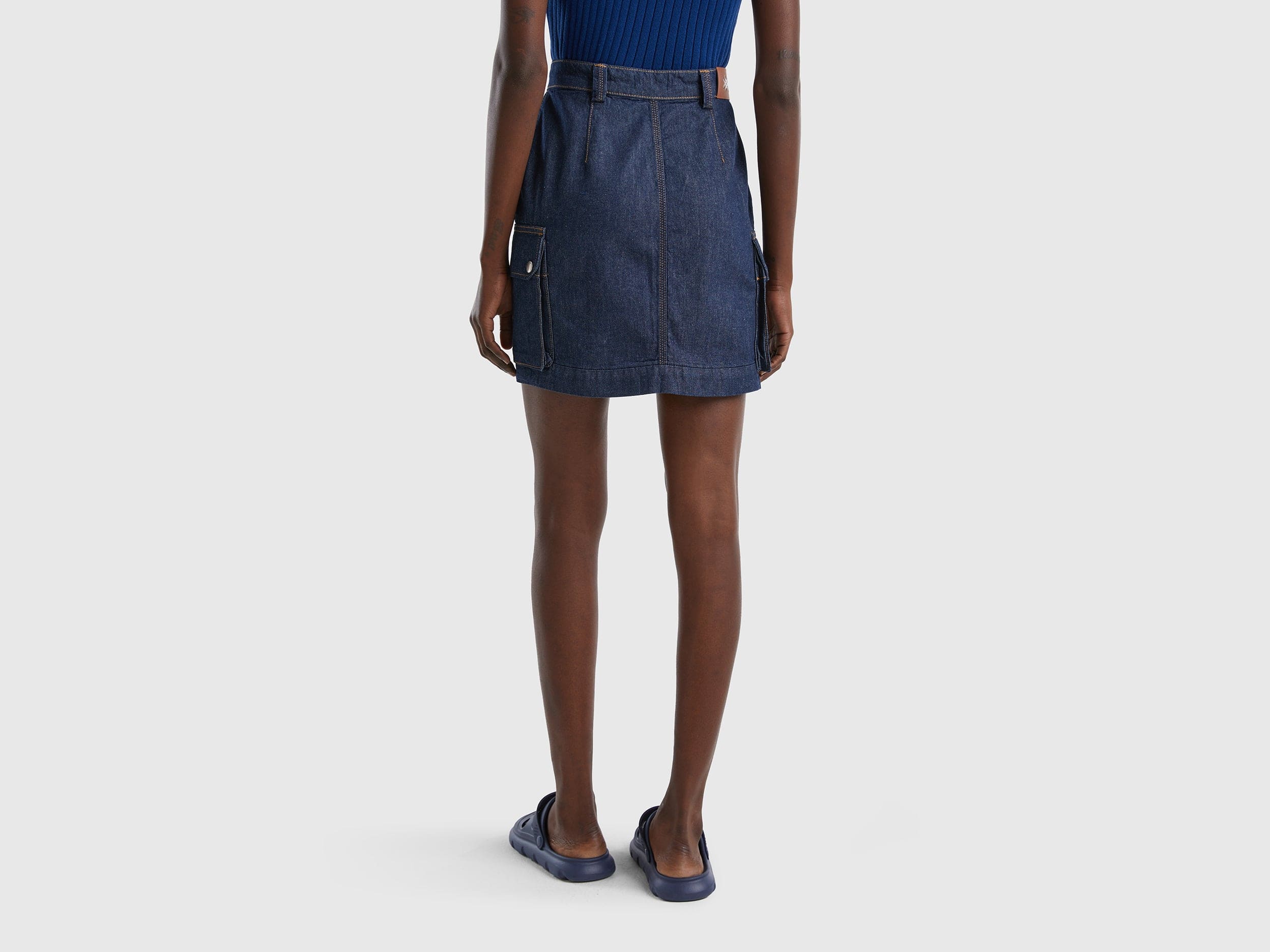 يونايتد كولورز اوف بينيتون تنورة نسائية قصيرة بجيوب كارجو