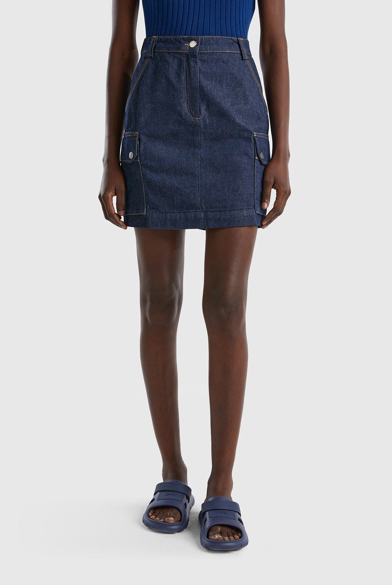 يونايتد كولورز اوف بينيتون تنورة نسائية قصيرة بجيوب كارجو