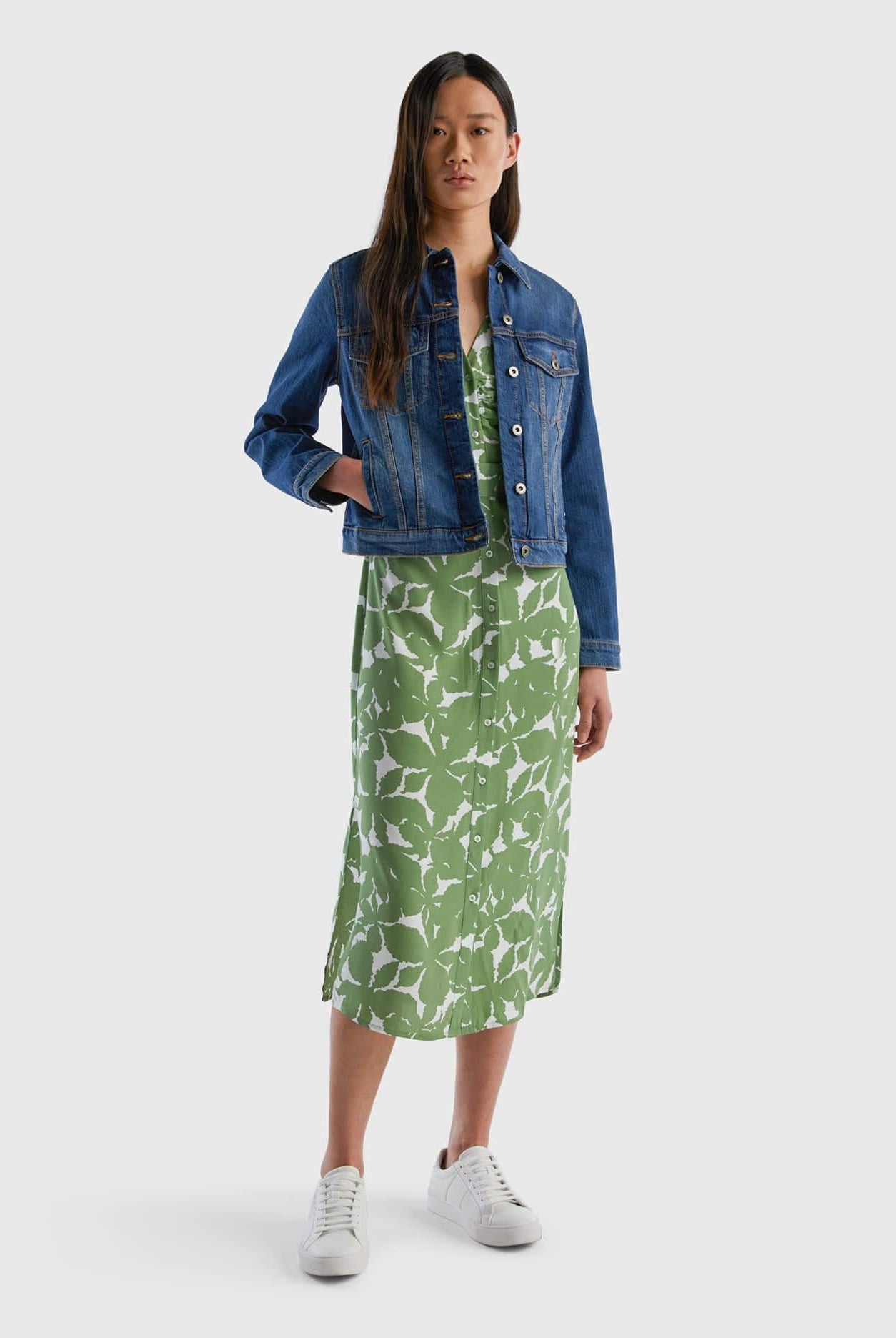 يونايتد كولورز اوف بينيتون فستان ميدي قميص نسائي بنقشة ورود من الفسكوز الخالص