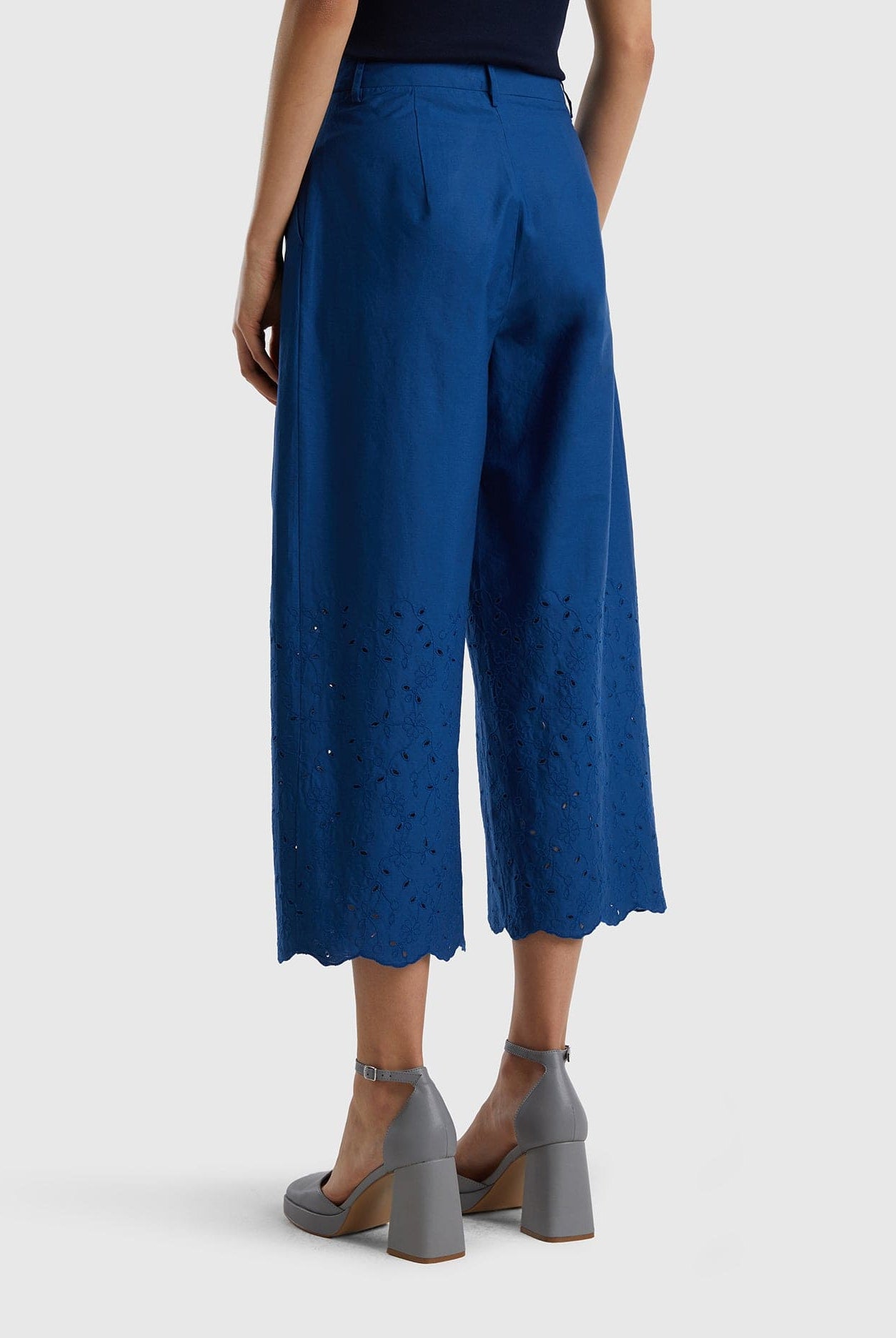 يونايتد كولورز اوف بينيتون بنطلون واسع مخرم نسائي