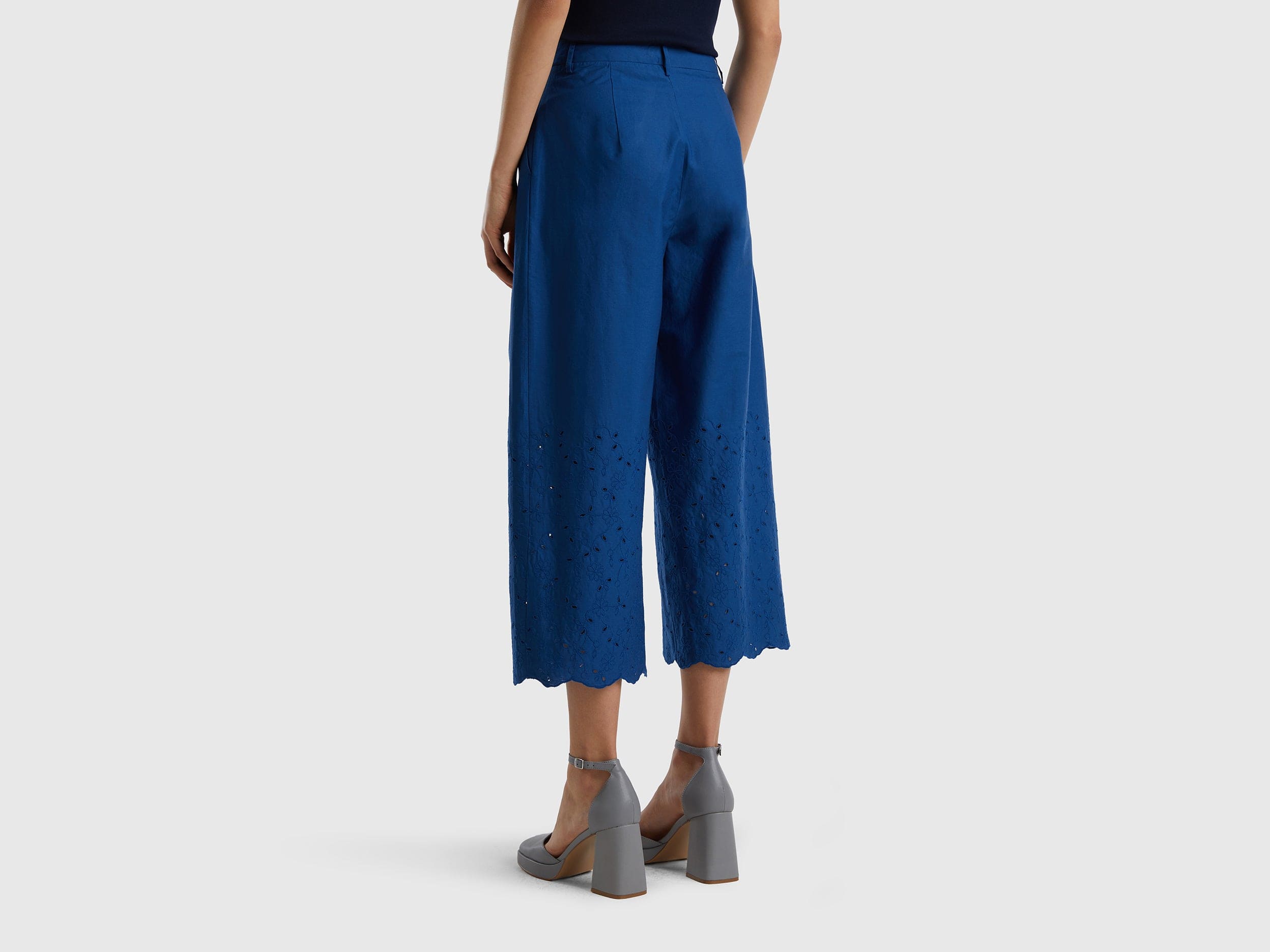 يونايتد كولورز اوف بينيتون بنطلون واسع مخرم نسائي