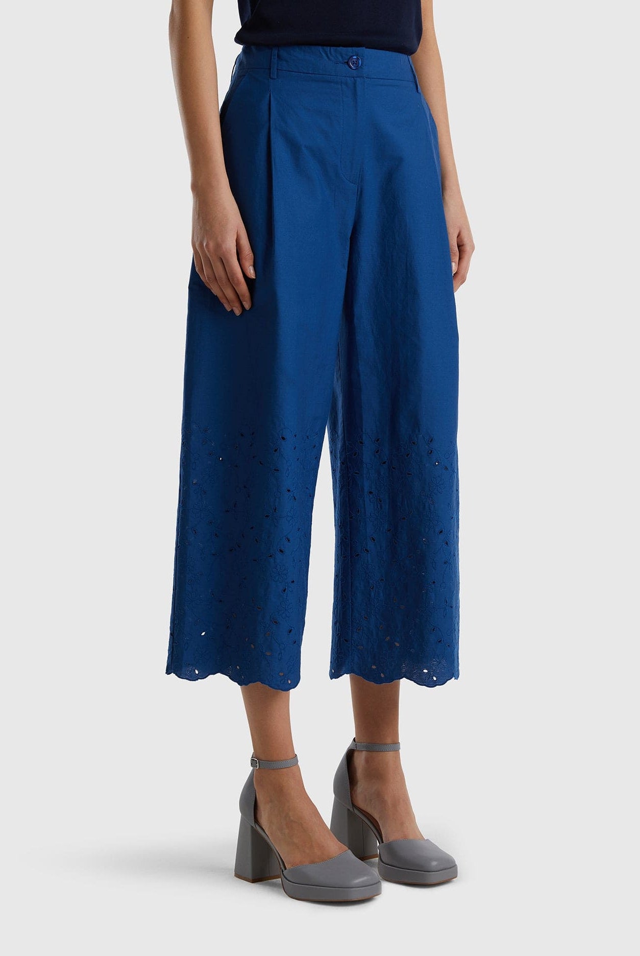 يونايتد كولورز اوف بينيتون بنطلون واسع مخرم نسائي