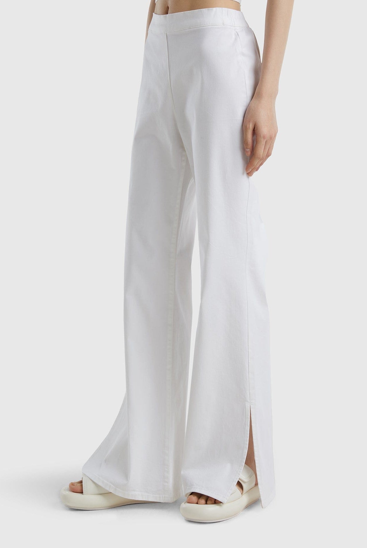 يونايتد كولورز اوف بينيتون بنطلون نسائي واسع بفتحات من اسفل القدم