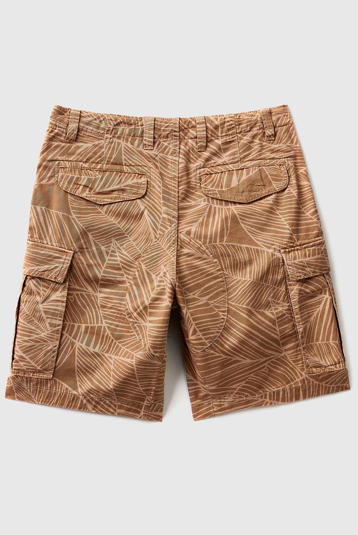 يونايتد كولورز اوف بينيتون شورت كارجو بنقشة استوائية مشجرة بجيوب رجالي