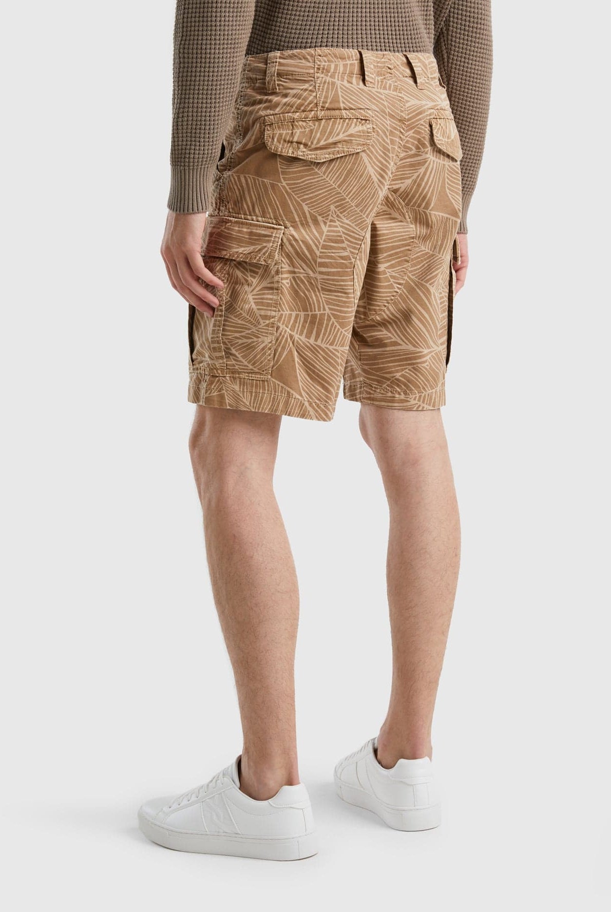 يونايتد كولورز اوف بينيتون شورت كارجو بنقشة استوائية مشجرة بجيوب رجالي