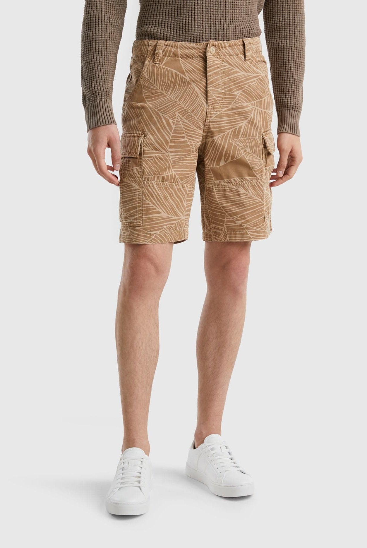 يونايتد كولورز اوف بينيتون شورت كارجو بنقشة استوائية مشجرة بجيوب رجالي