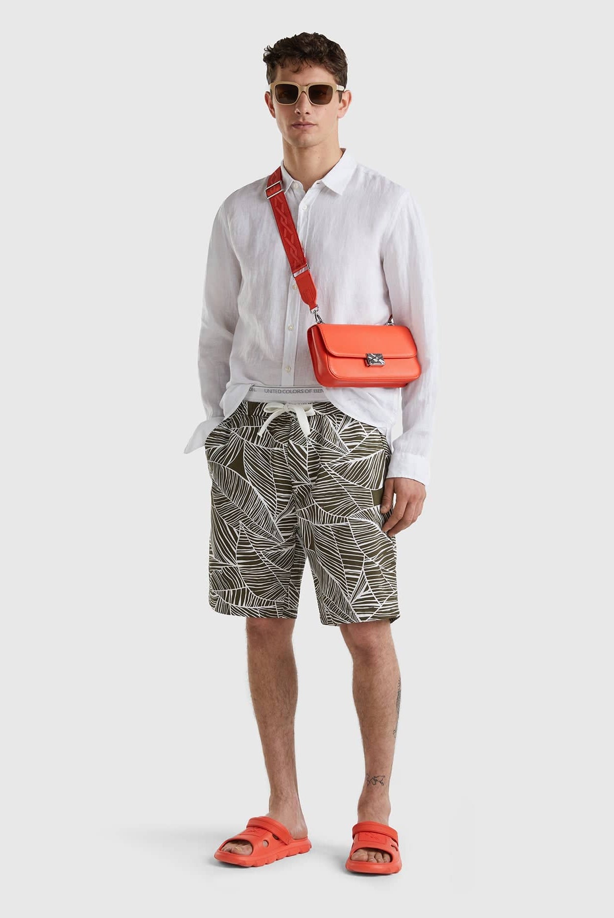 يونايتد كولورز اوف بينيتون بيرمودا بنقشة استوائية رجالي