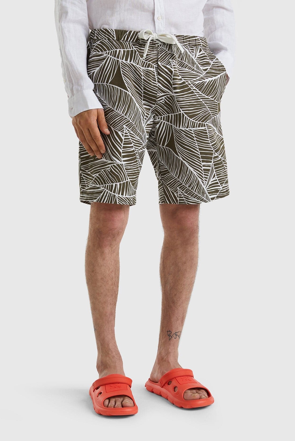 يونايتد كولورز اوف بينيتون بيرمودا بنقشة استوائية رجالي