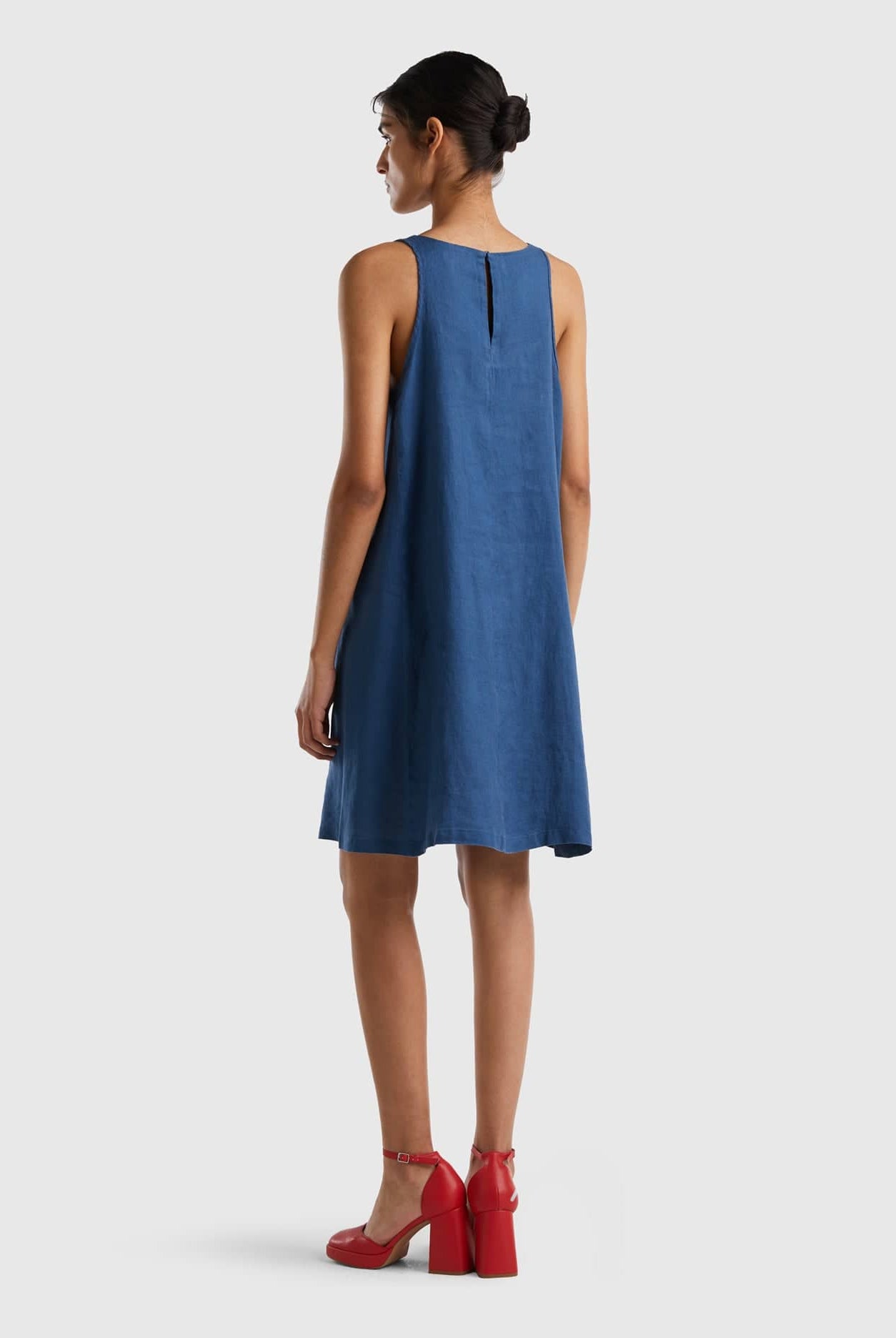 يونايتد كولورز اوف بينيتون فستان قصير نسائي بدون أكمام من الكتان الخالص