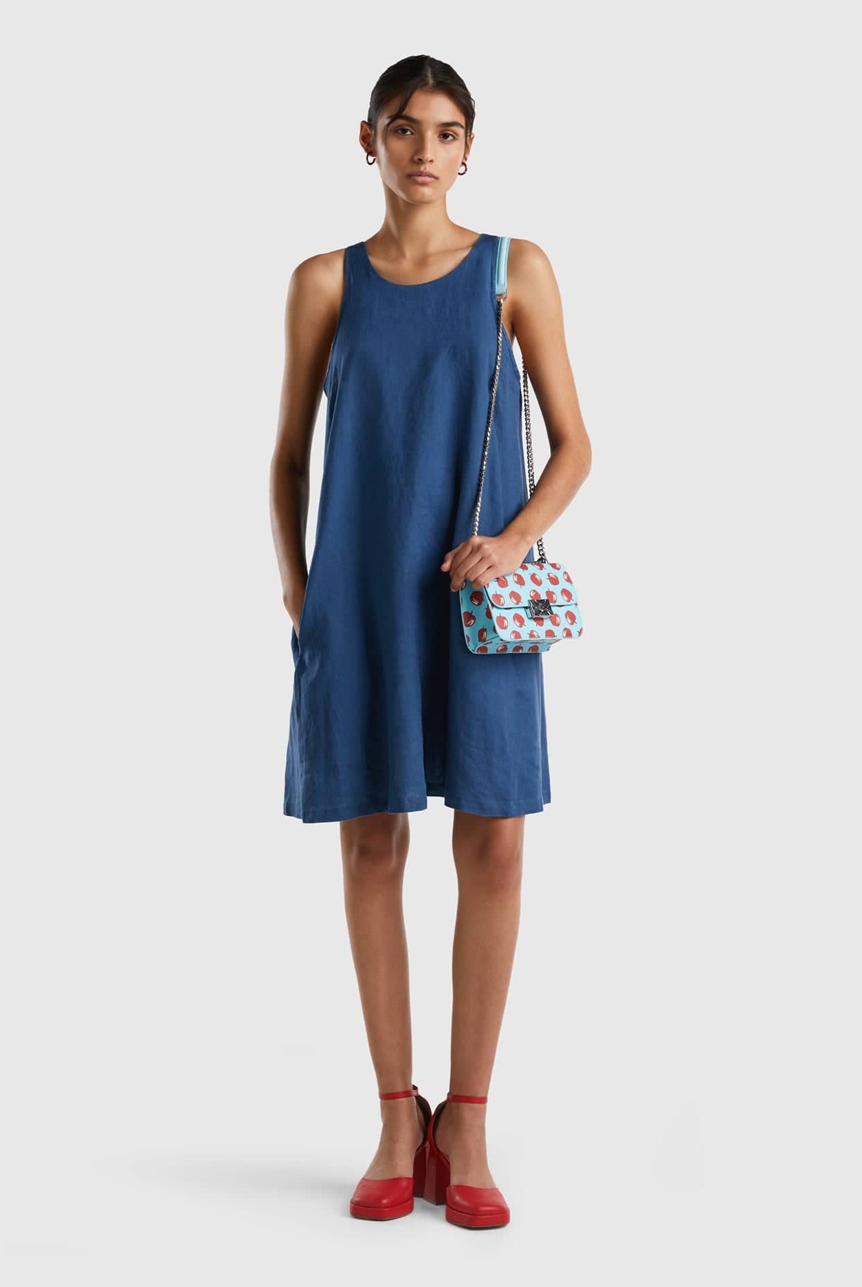 يونايتد كولورز اوف بينيتون فستان قصير نسائي بدون أكمام من الكتان الخالص