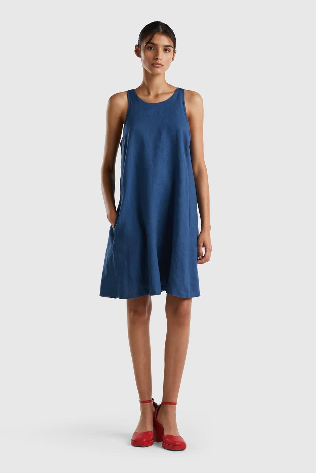 يونايتد كولورز اوف بينيتون فستان قصير نسائي بدون أكمام من الكتان الخالص