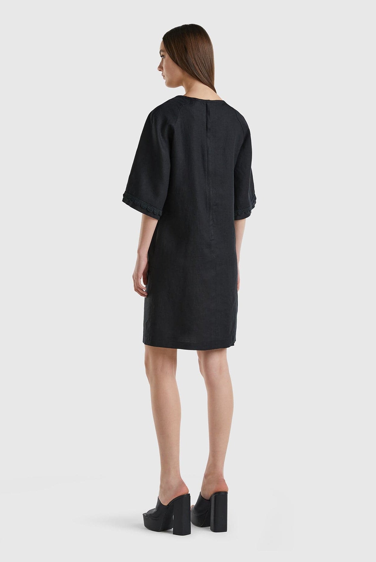 يونايتد كولورز اوف بينيتون فستان قصير نسائي من الكتان الخالص بتفاصيل كروشيه